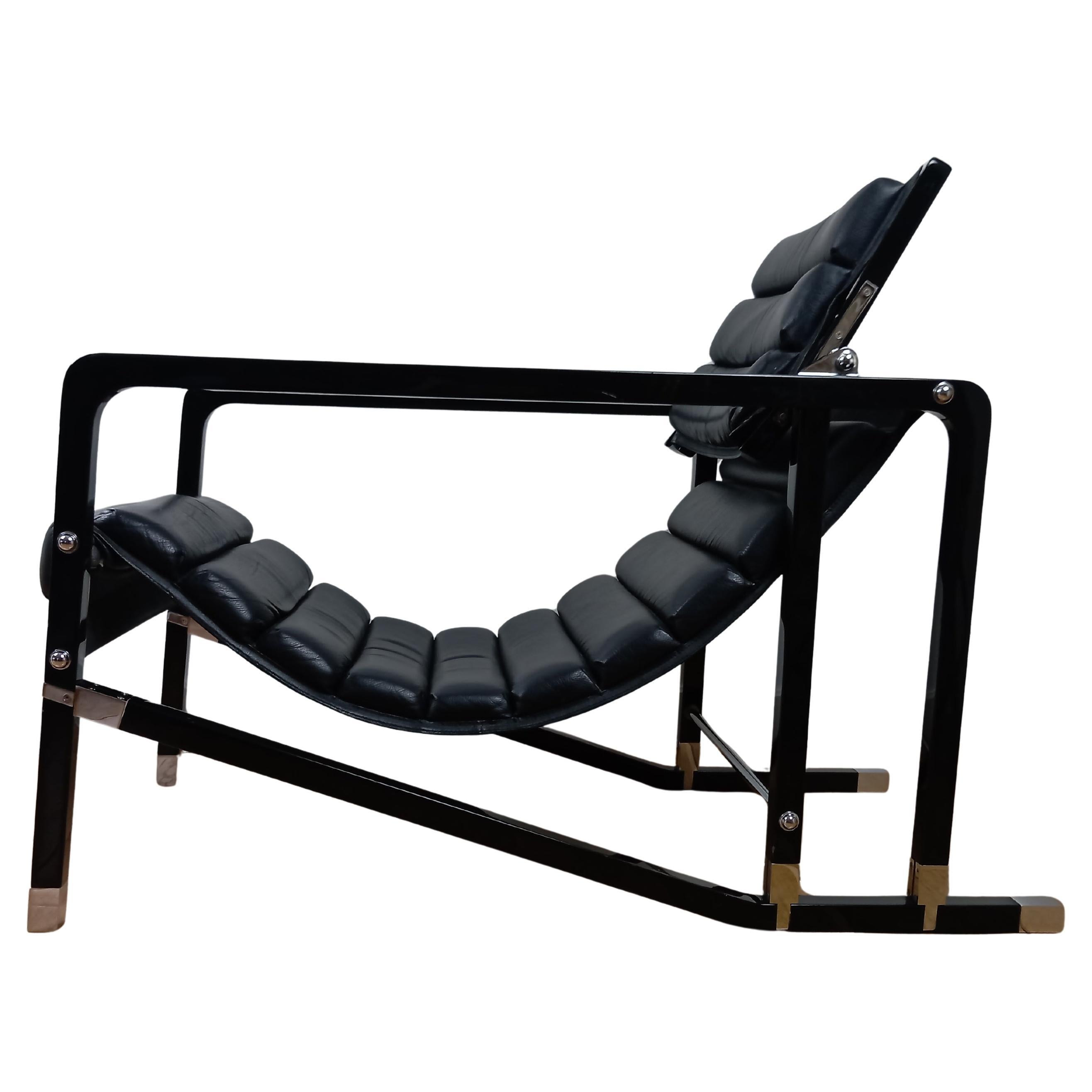 Paire de fauteuils par Eileen Gray
Entre 1926 et 1928, Eileen Gray collabore avec Jean Badovici à la réalisation d'un chef-d'œuvre architectural : La Villa E-1027 à Roquebrune-Cap-Martin. Pour ce projet, elle a dessiné l'ensemble du mobilier, dont