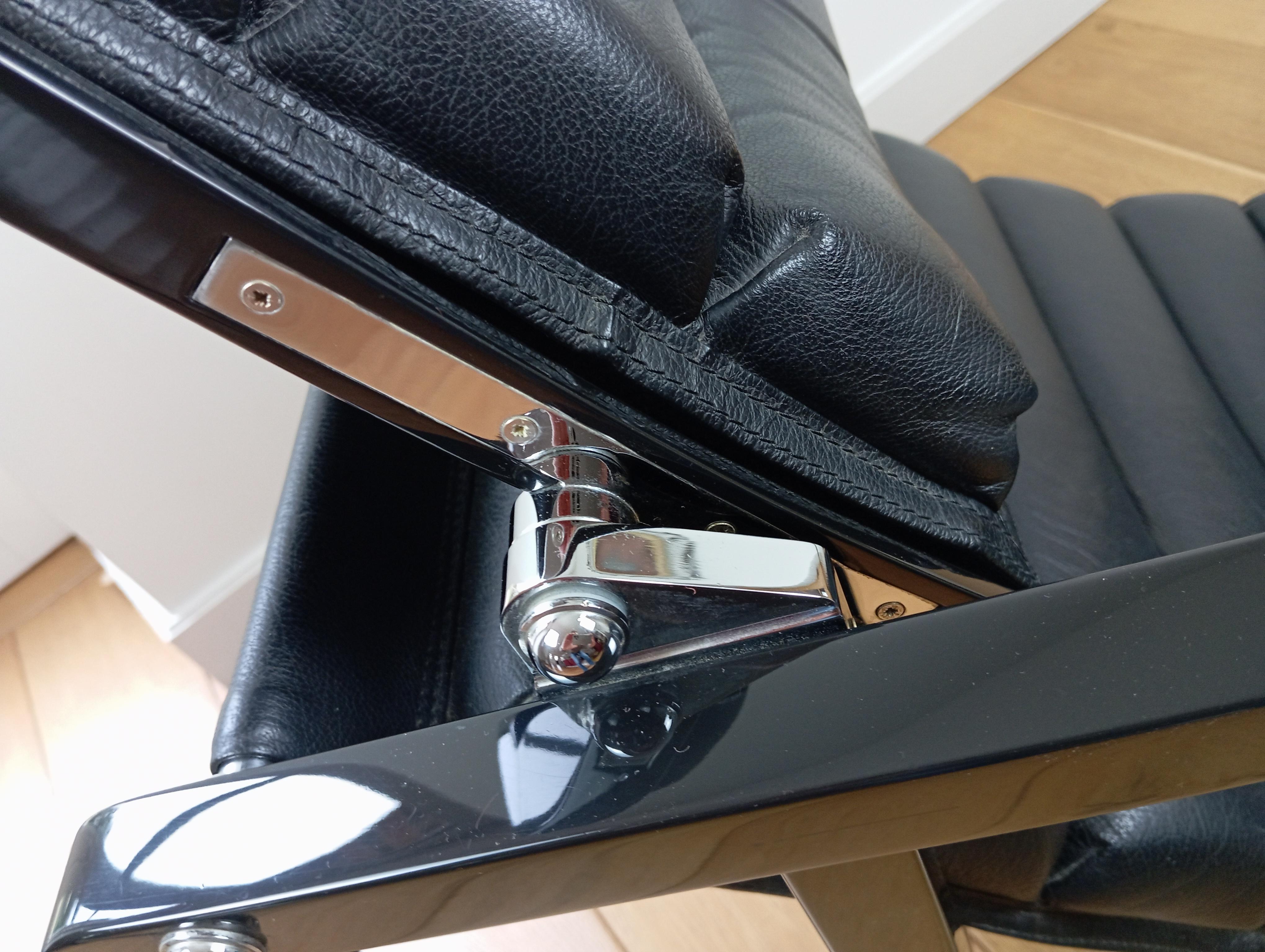 20ième siècle Paire de fauteuils par Eileen Gray Edition Ecart international en vente