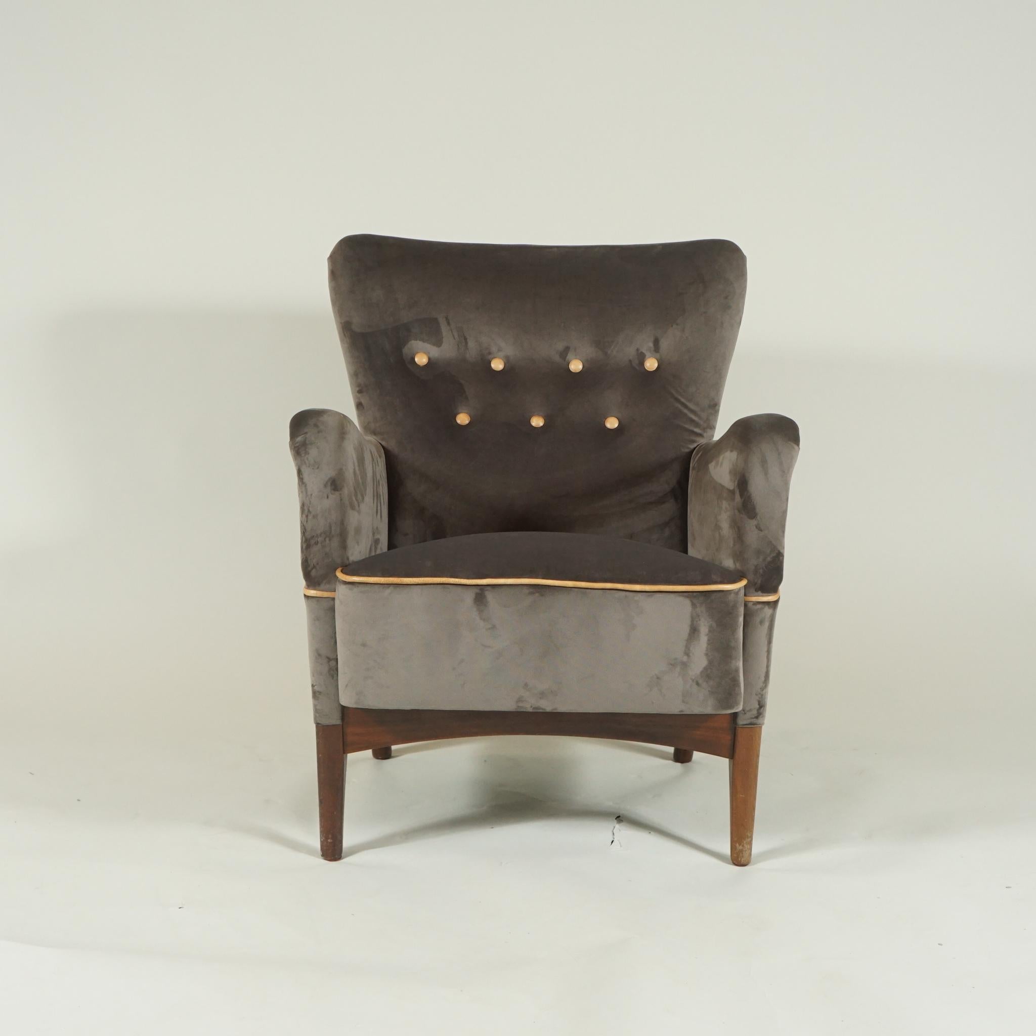 Classic pair of Danish modern easy armchairs by Danish cabinetmaker/designer Fritz Hansen newly
recovered in a luxurious Smokey-grey mohair with beige leather buttoned back and trim.
