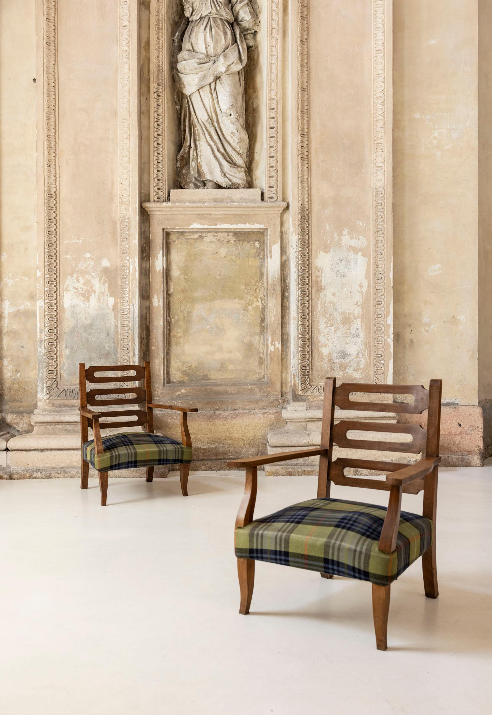 Paire de fauteuils de Gio Ponti et Emilio Lancia pour Domus Nova, 1929
Rare paire de fauteuils conçus par Gio Ponti et Emilio Lancia pour Domus Nova en 1929.
Fabriquées en bois, les chaises présentent un motif géométrique distinctif sur le dossier,