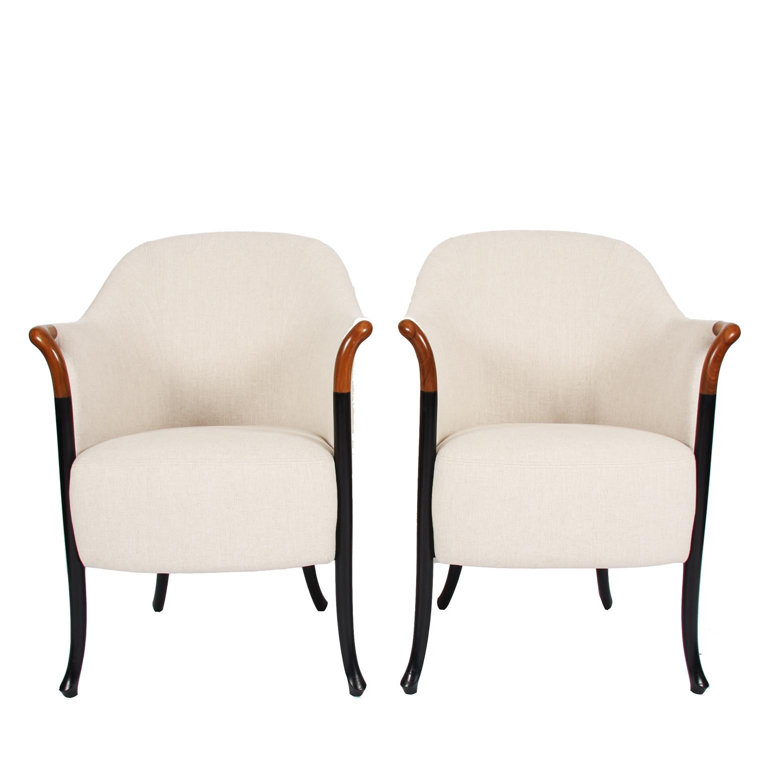 Italian 1980s

A superb pair of neautral linen armchairs, by Italian maker Giorgetti.

In excellent condition. Reupholstered. 

This quality armchair 'Progetti', by first class furniture manufacturer Giorgetti Italia, is upholstered in a