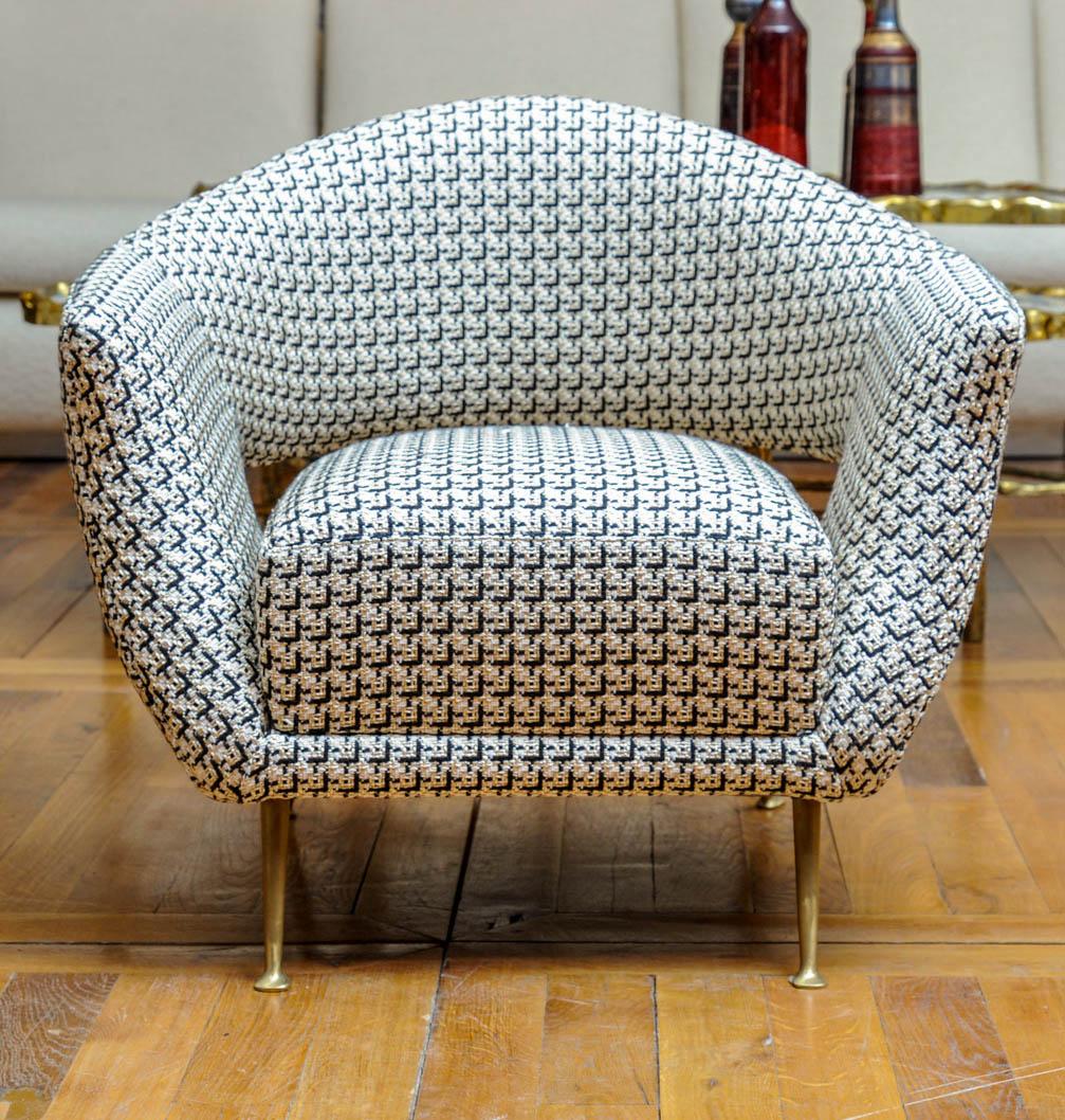 Cette belle paire de fauteuils a été conçue par le Studio glustin. Il a quatre pieds en laiton, et est tapissé de tissu Dedar. Le coussin du siège est fixe.

possibilité d'avoir une paire de tissus différents 

prix de la paire en COM : 6 900 € .  