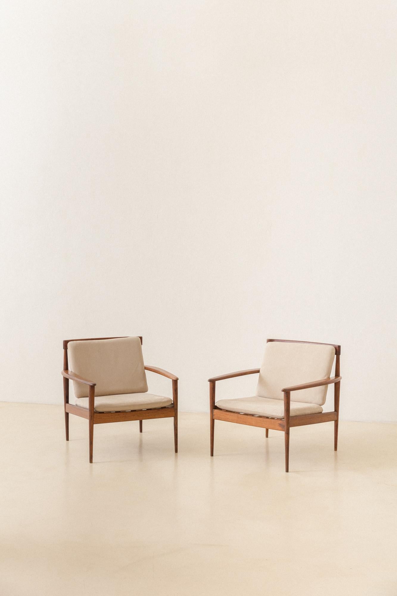 This gorgeous armchair was created by the Danish designer Grete Jalk and produced in Brazil in circa 1951 by Móveis Ambiente under the order of the architect and designer Rino Levi. The model is a design for Residencia Milton Guper, built by Rino