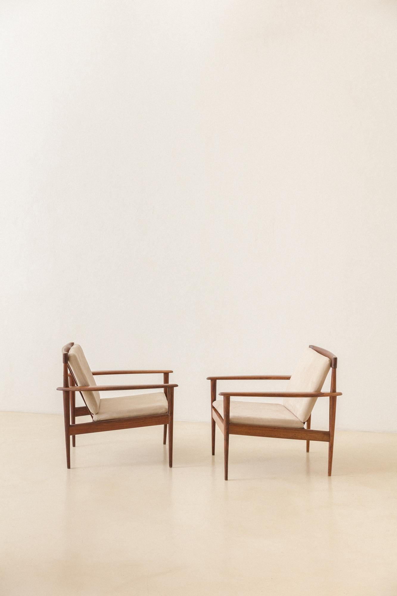 Turned Pair of Armchairs by Grete Jalk/Rino Levi, c. 1951, Brazilian Midcentury Design For Sale