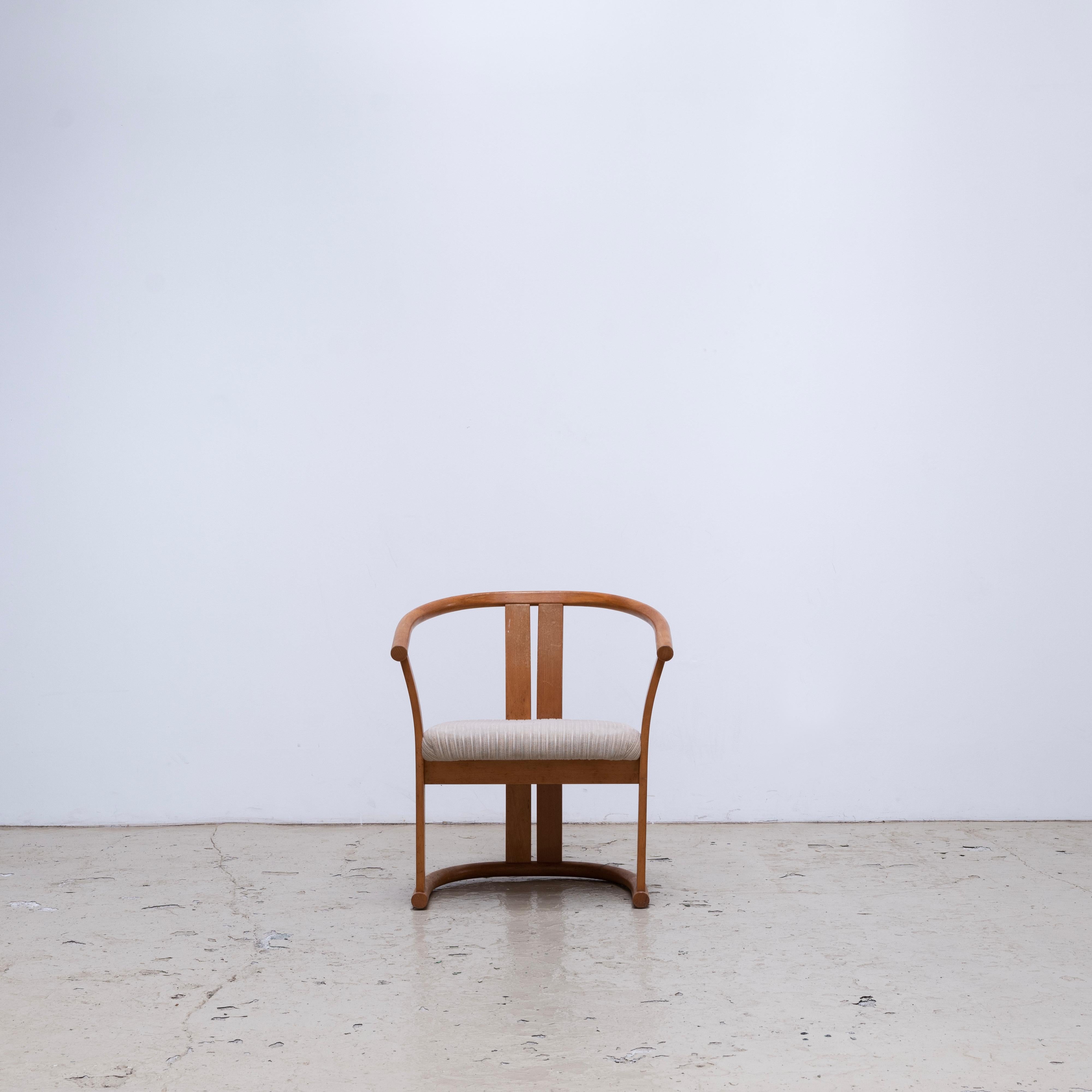 Ein Paar Sessel, entworfen von Isamu Kenmochi für Akita Woodworking in den 1970er Jahren.
Der Zustand ist sehr gut, mit Herstelleretiketten auf beiden Sesseln.

Es werden 4 Sets verkauft.