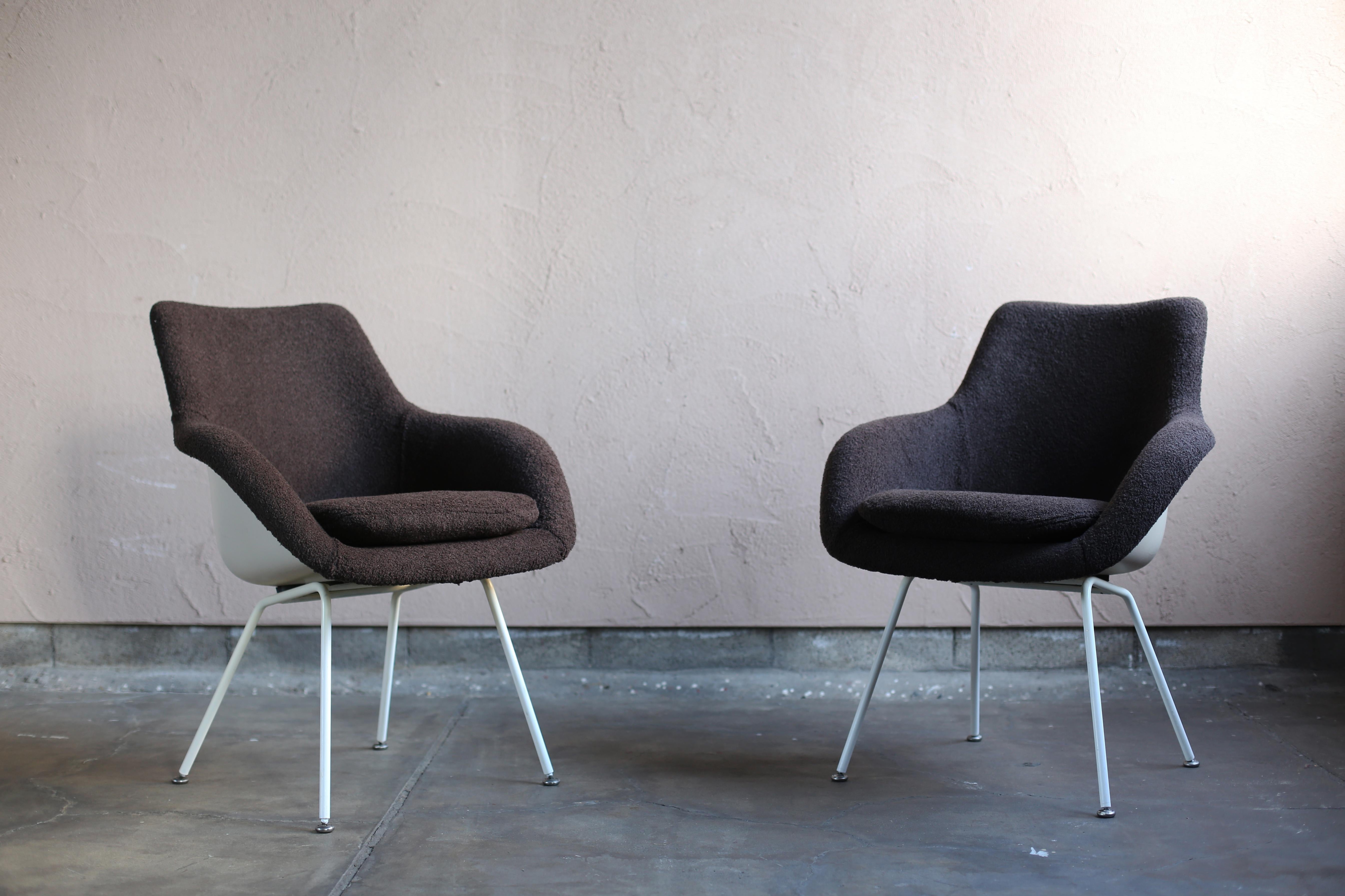 FRP manufacturing technology was introduced to Japan from America in 1954, as exemplified by the Charles & Ray Eames chairs of the 1950s.
By making it possible to create free three-dimensional curved surfaces that were impossible with conventional