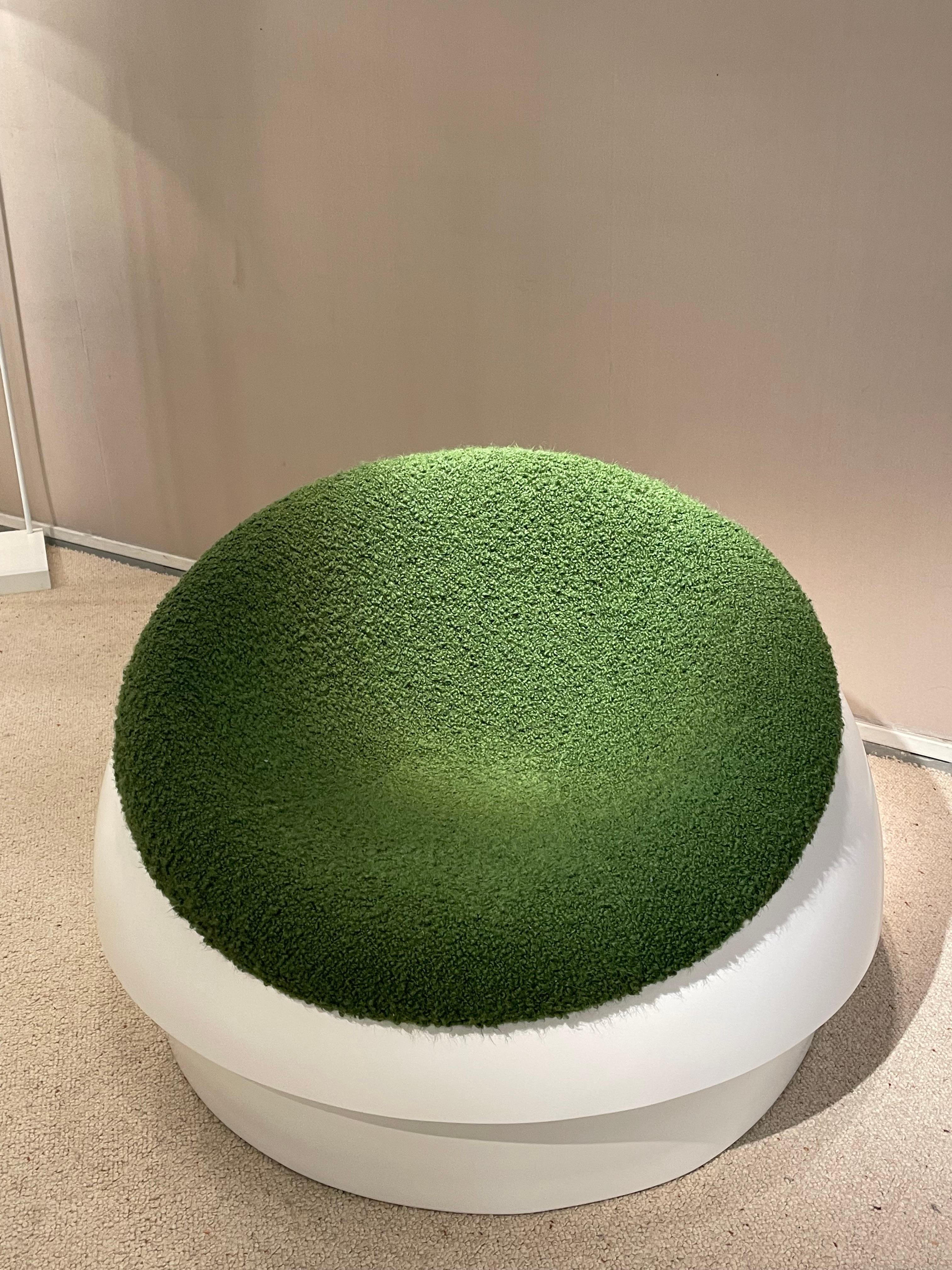 Sesselpaar des italienischen Designers Mario SABOT aus grünem Kräuselstoff und weißem Fiberglas. 70's.
Guter Zustand

Abmessungen: 100 cm x 100 cm x 70 cm, Sitzhöhe 40 cm