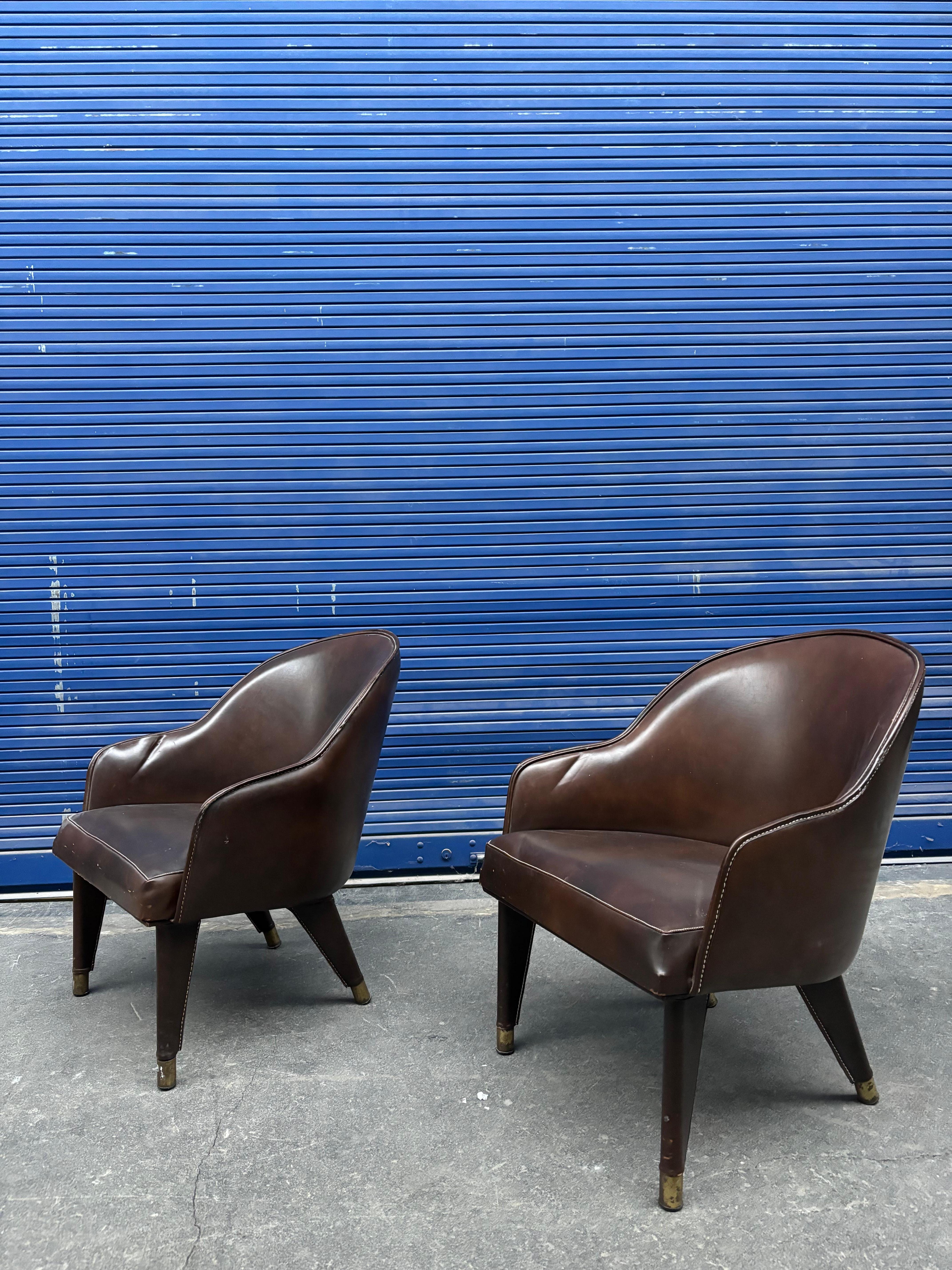 Be.Jolie paire de fauteuils corbeille par Jacques Adnet en cuir marron