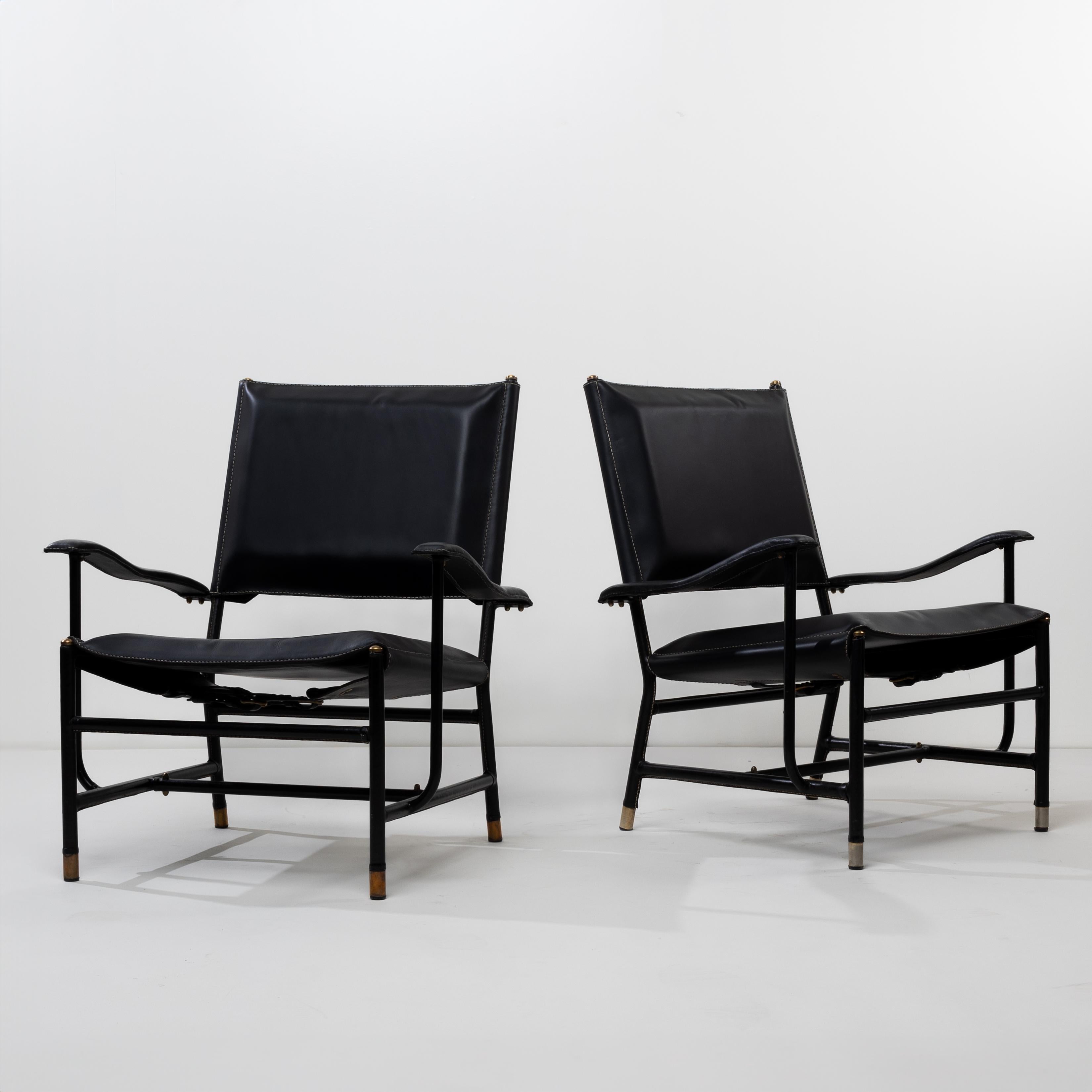 Coppia di poltrone con braccioli rivestiti in pelle cuciti a sella di Jacques Adnet, Compagnie des Arts Français.
Coppia di poltrone basse con braccioli rivestiti in pelle nera cuciti a sella.
La seduta e lo schienale in pelle sono rifiniti con due