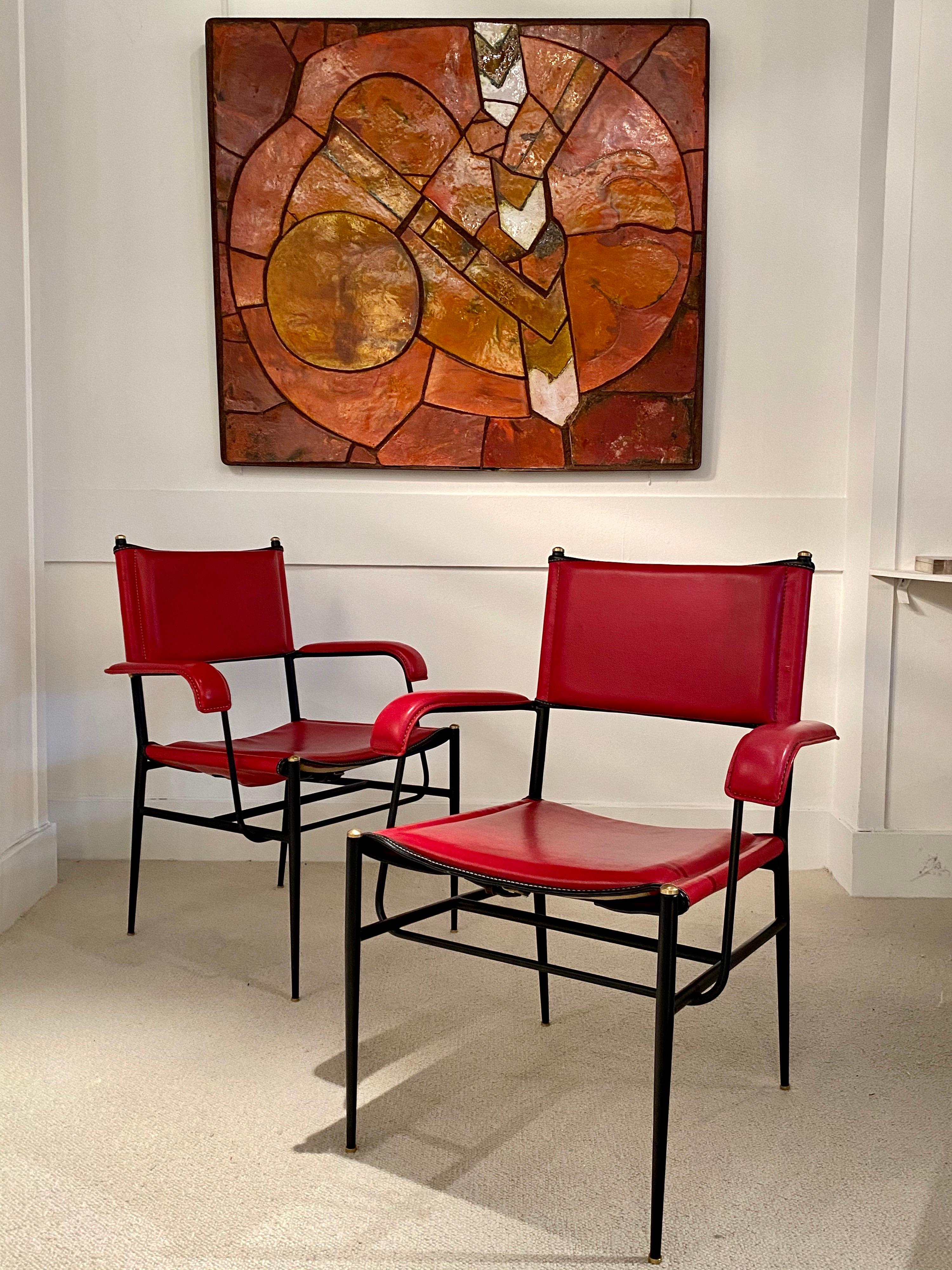 Laiton Paire de fauteuils de Jacques Adnet en vente