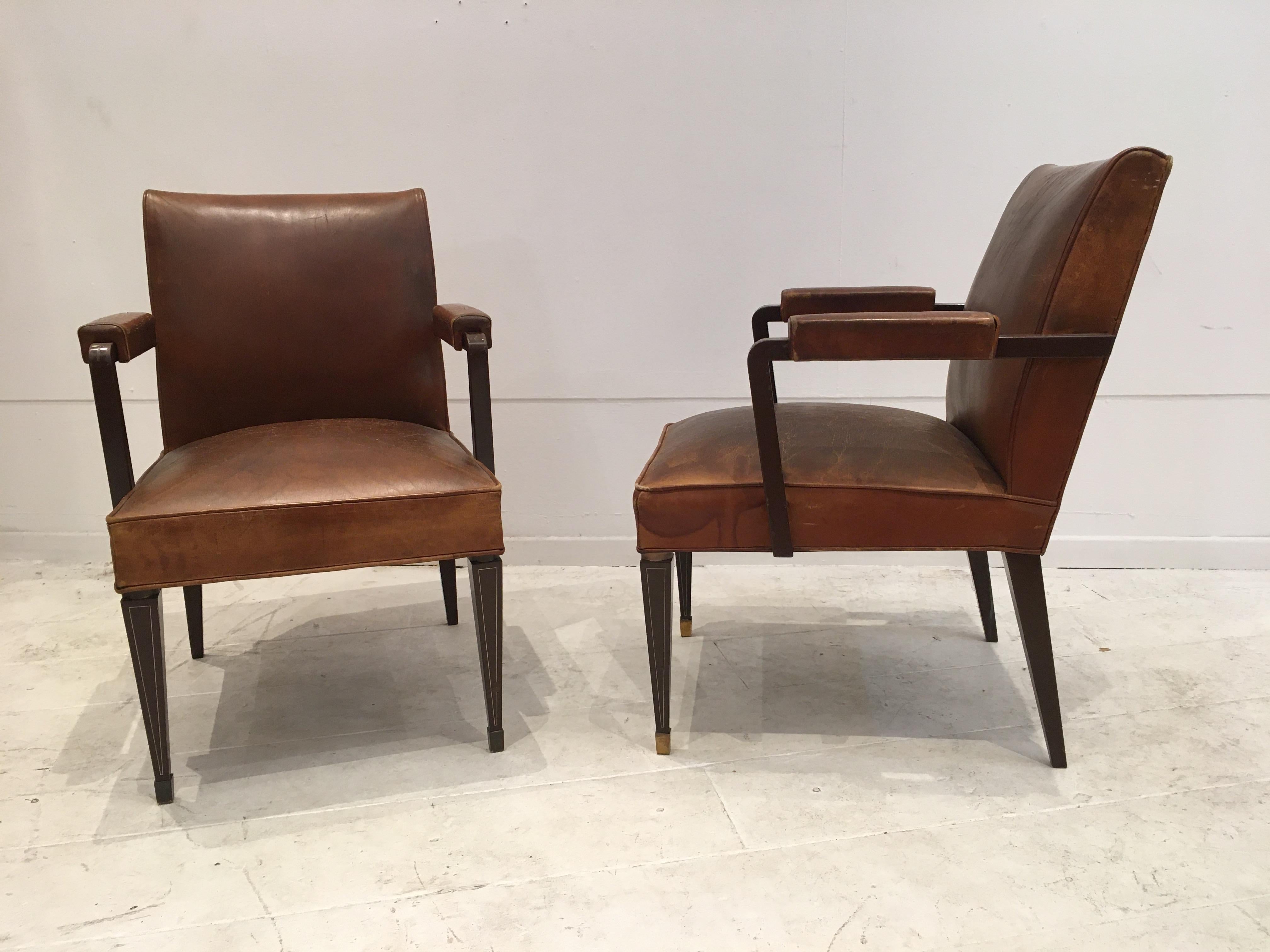 Rare paire de fauteuils de la Maison Jansen, en métal plein et cuir brun cognac en état d'origine, vers 1940. L'état est bon et estampillé 