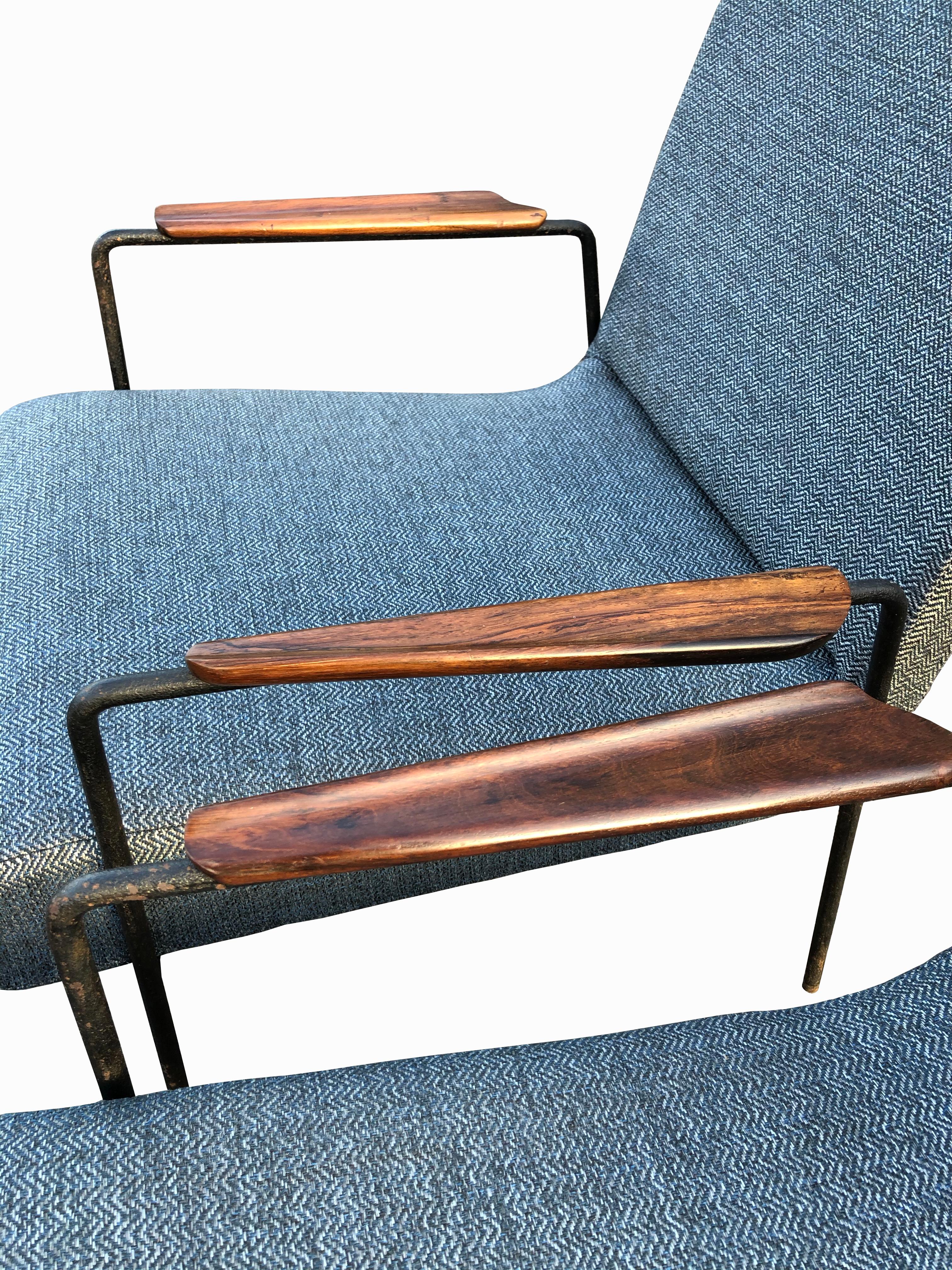 20th Century Pair of Leve Metal Armchairs by Joaquim Tenreiro For Sale