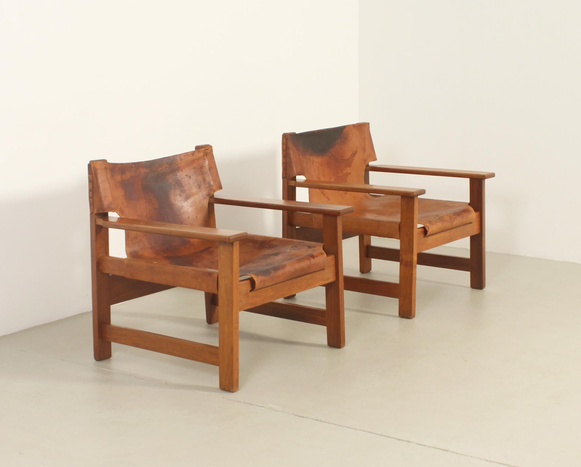 Ein Paar Sessel, entworfen in den 1960er Jahren von John Tabraham für Kallenbach, Südafrika. Seltenes Modell mit großen Proportionen, entworfen von dem südafrikanischen Designer aus der Mitte des Jahrhunderts, mit Teakholzstruktur und Originalleder.