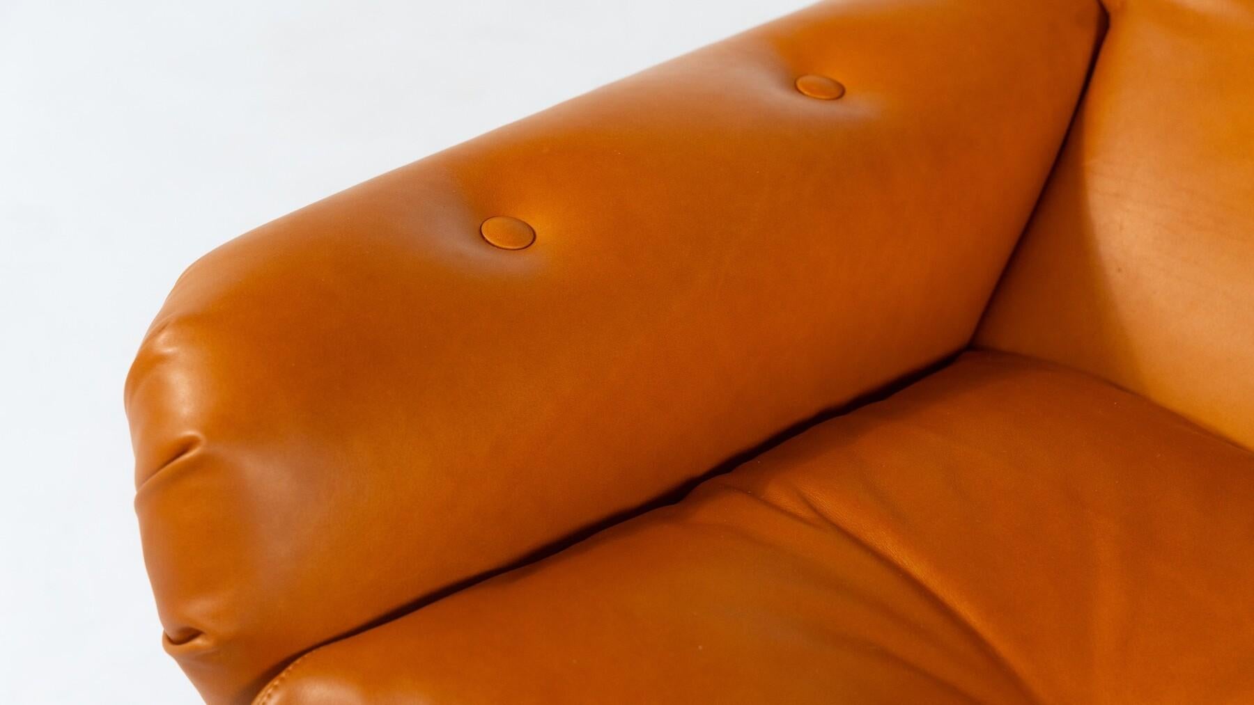 Paar Sessel von Jorge Zalszupin, Fiberglas und Leder, 2 Paare verfügbar im Angebot 8