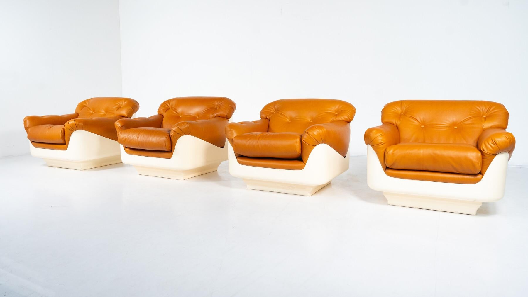 Paar Sessel von Jorge Zalszupin, Fiberglas und Leder, 2 Paare verfügbar im Zustand „Gut“ im Angebot in Brussels, BE