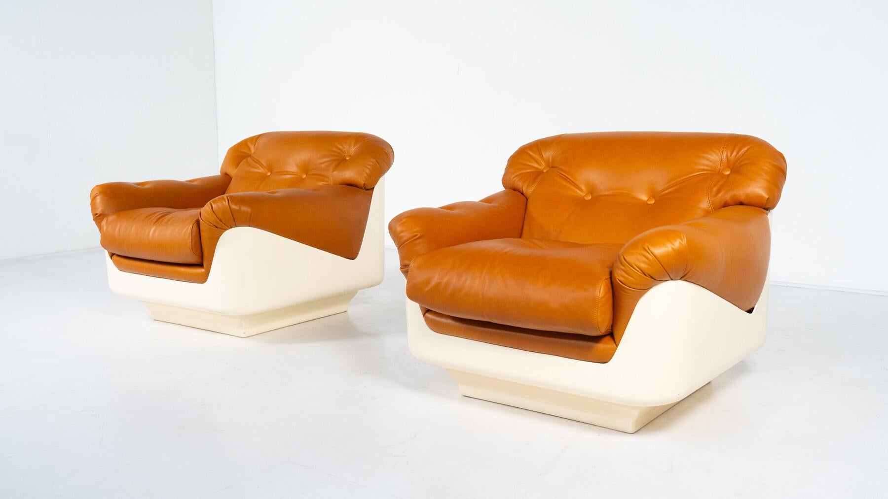 Paar Sessel von Jorge Zalszupin, Fiberglas und Leder, 2 Paare verfügbar im Angebot 1