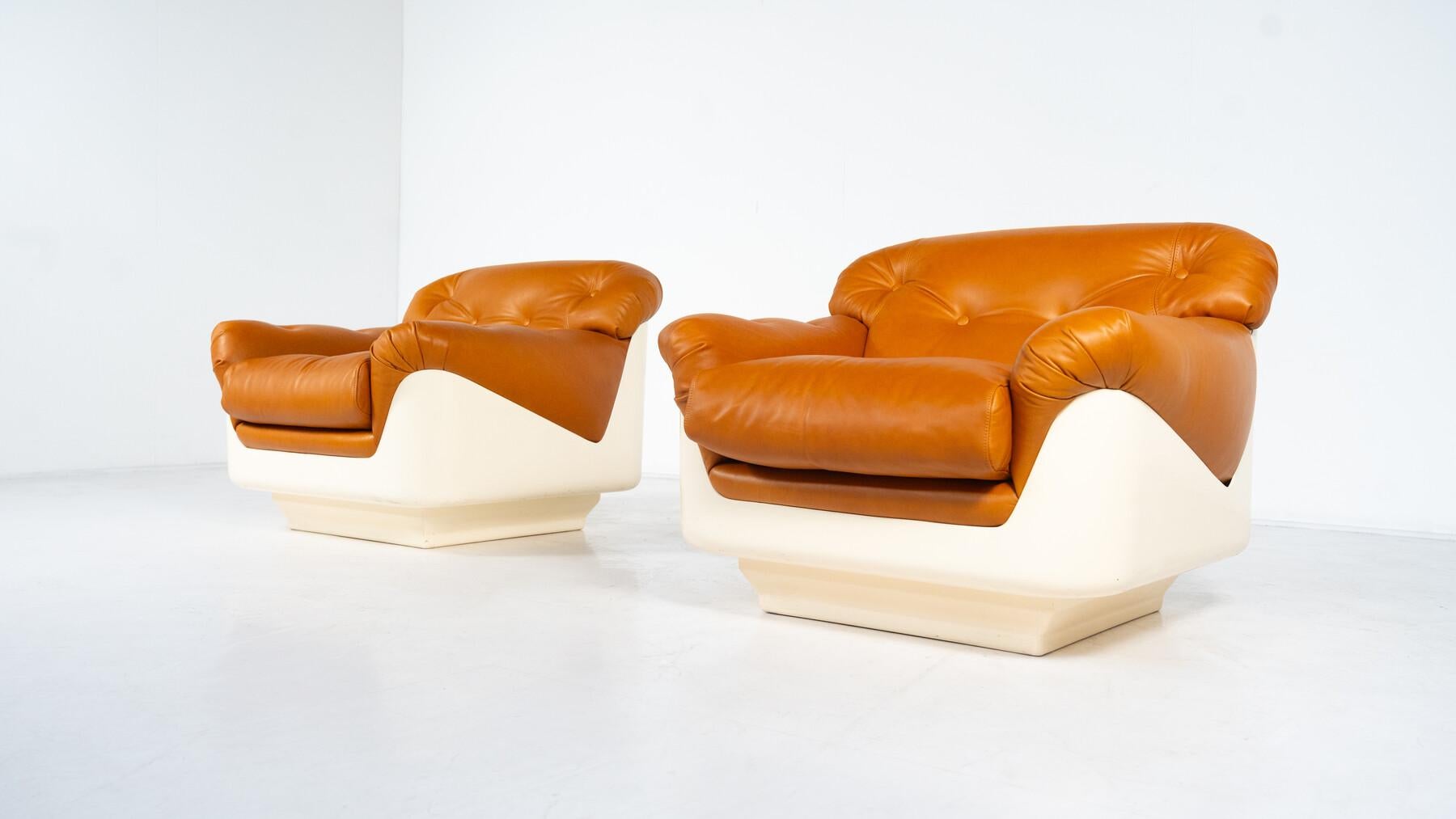 Paar Sessel von Jorge Zalszupin, Fiberglas und Leder, 2 Paare verfügbar im Angebot 2
