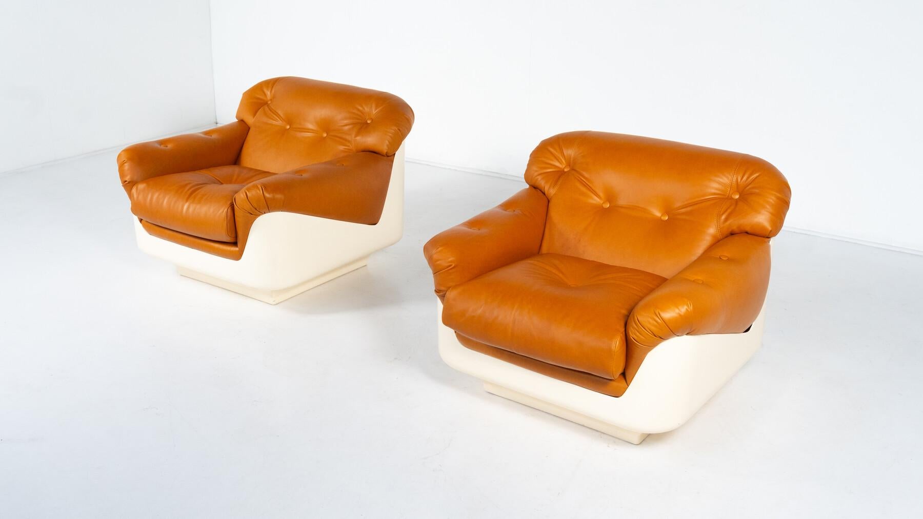 Paar Sessel von Jorge Zalszupin, Fiberglas und Leder, 2 Paare verfügbar im Angebot 3