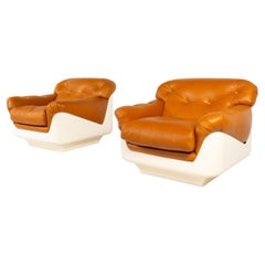 Paire de fauteuils de Jorge Zalszupin, fibre de verre et cuir, 2 paires disponibles