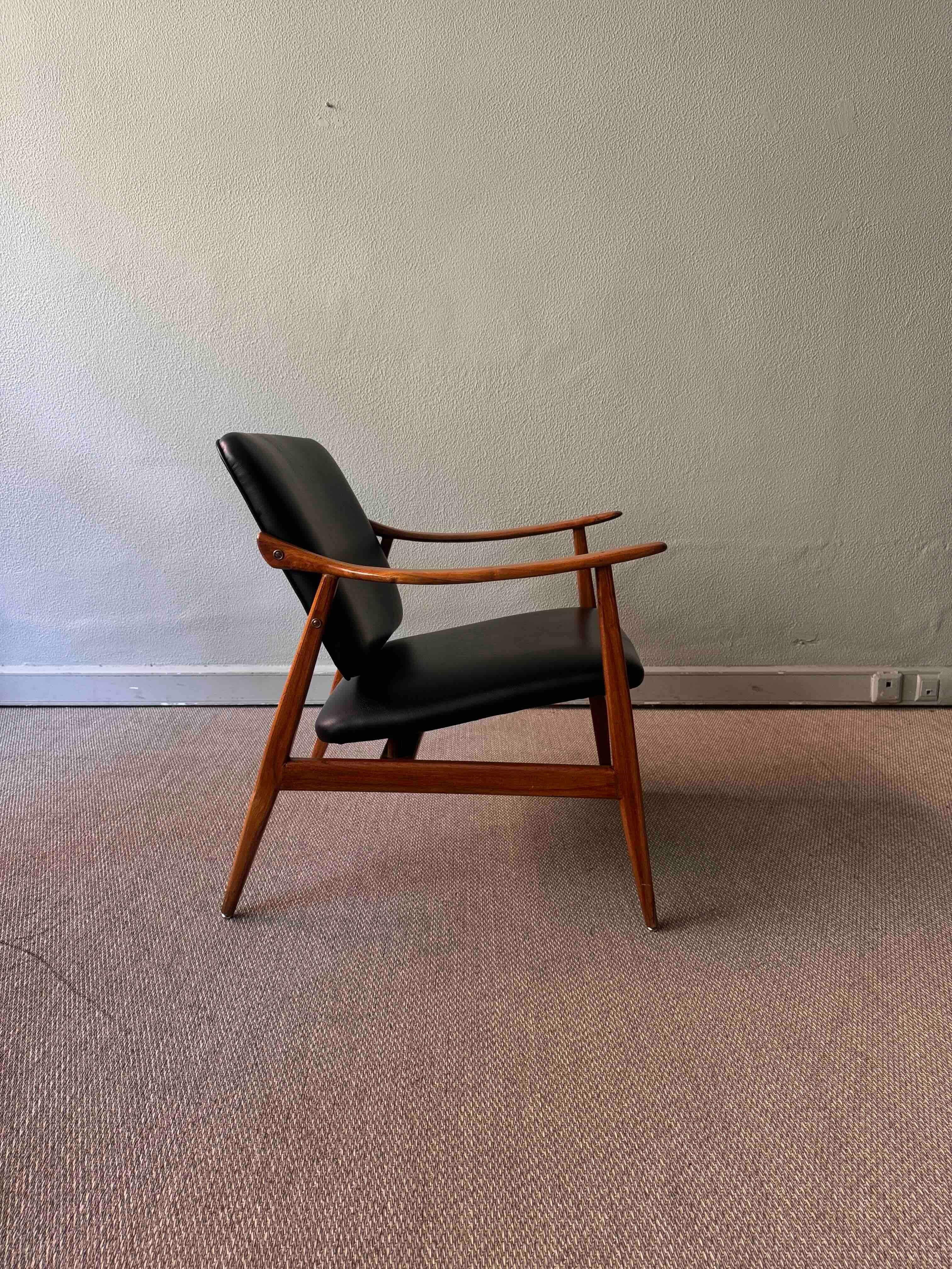 Pair of Armchairs by José Cruz de Carvalho for Altamira, Portugal 1960’s For Sale 3
