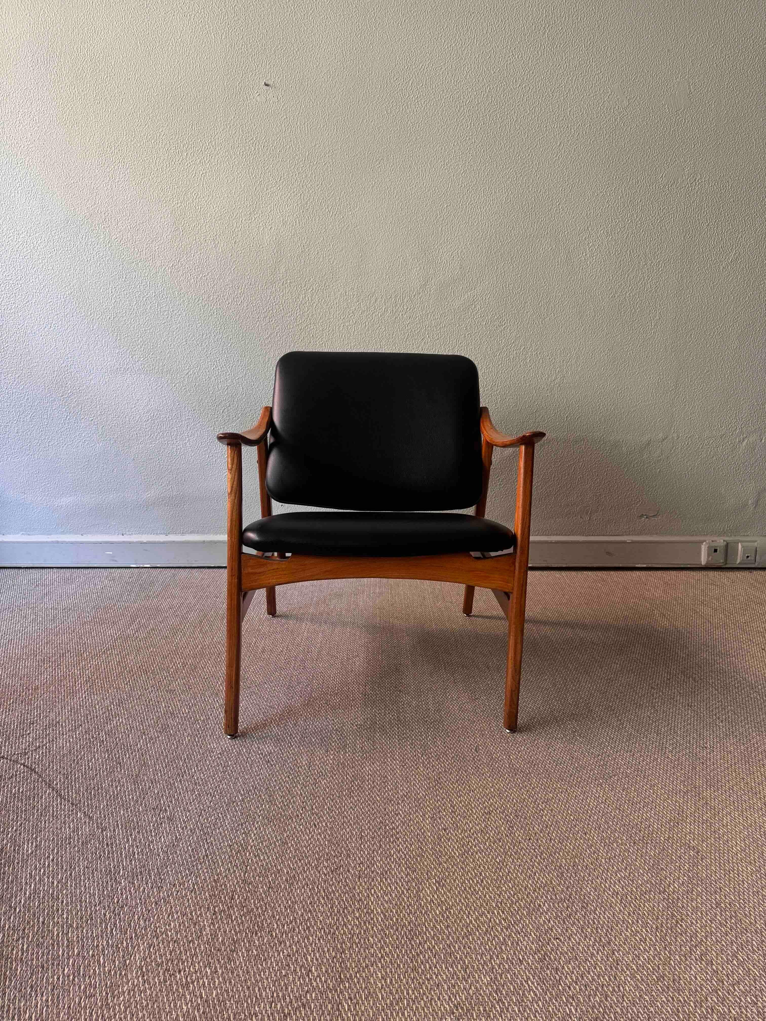 Pair of Armchairs by José Cruz de Carvalho for Altamira, Portugal 1960’s For Sale 4