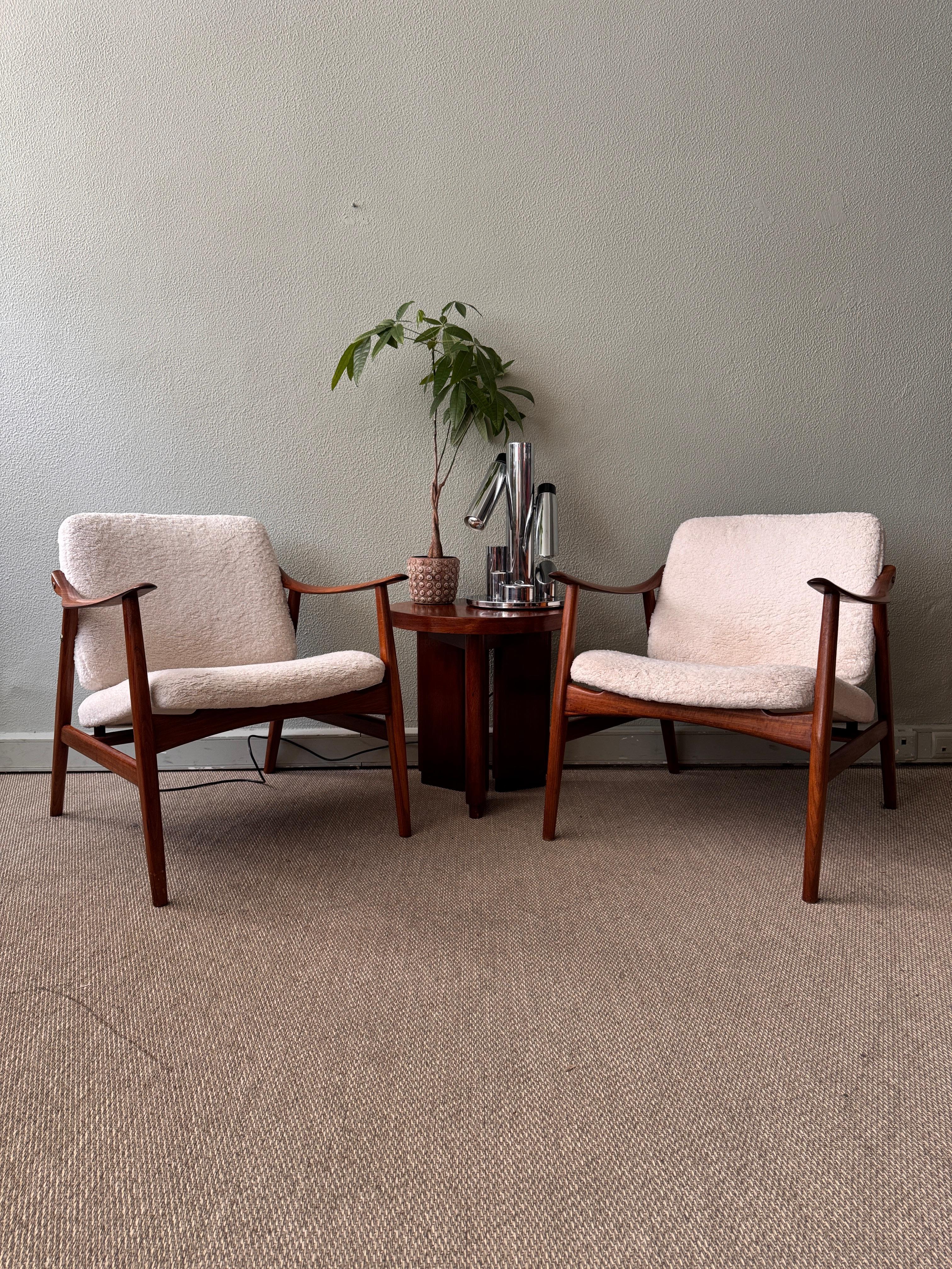 
This striking pair of armchairs was designed by renowned Portuguese designer José Cruz de Carvalho for Altamira in the 1960s. These mid-century pieces embody the clean, minimalist aesthetic typical of the era, highlighted by the elegant and refined
