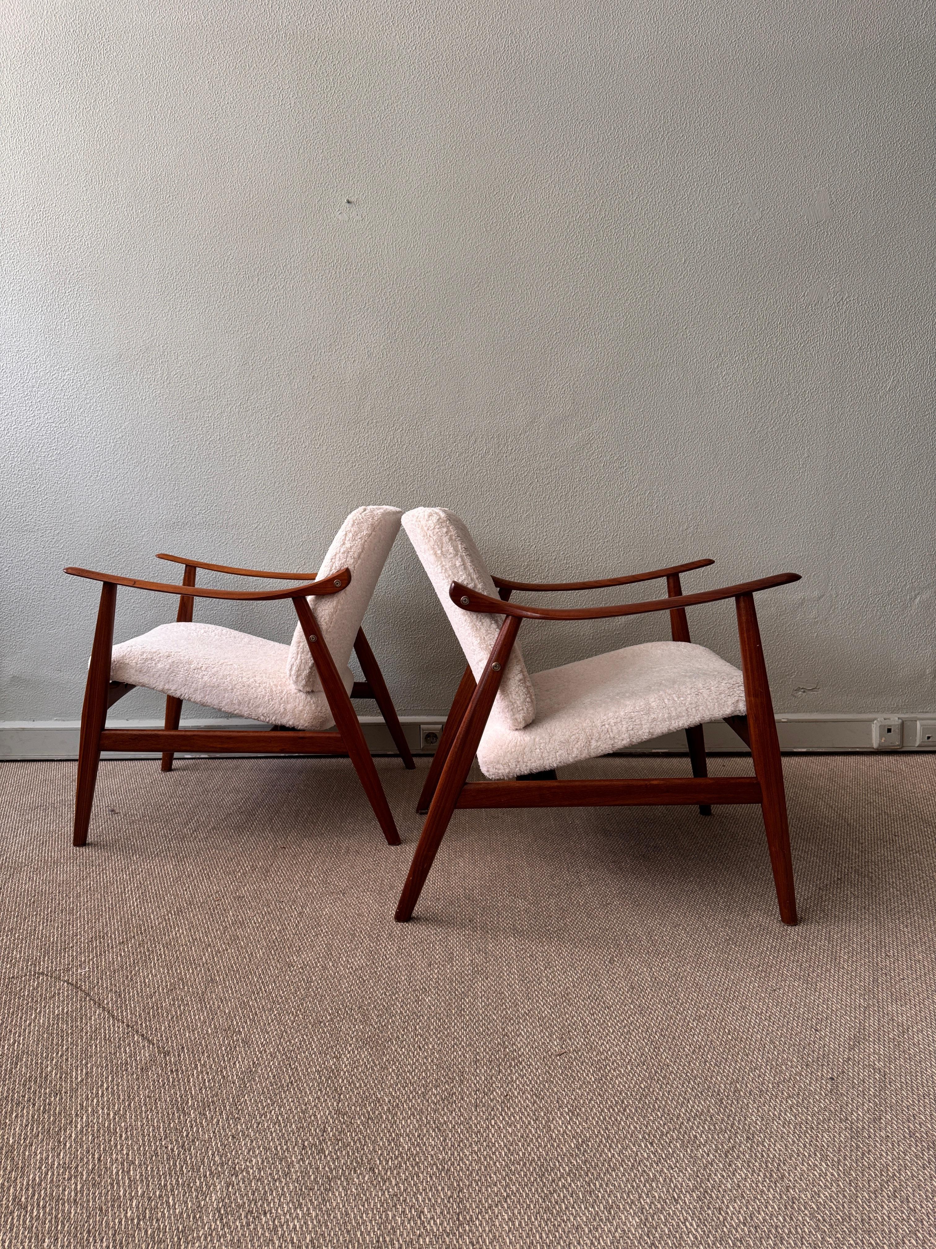 Pair of Armchairs by José Cruz de Carvalho for Altamira, Portugal 1960’s In Good Condition In Lisboa, PT