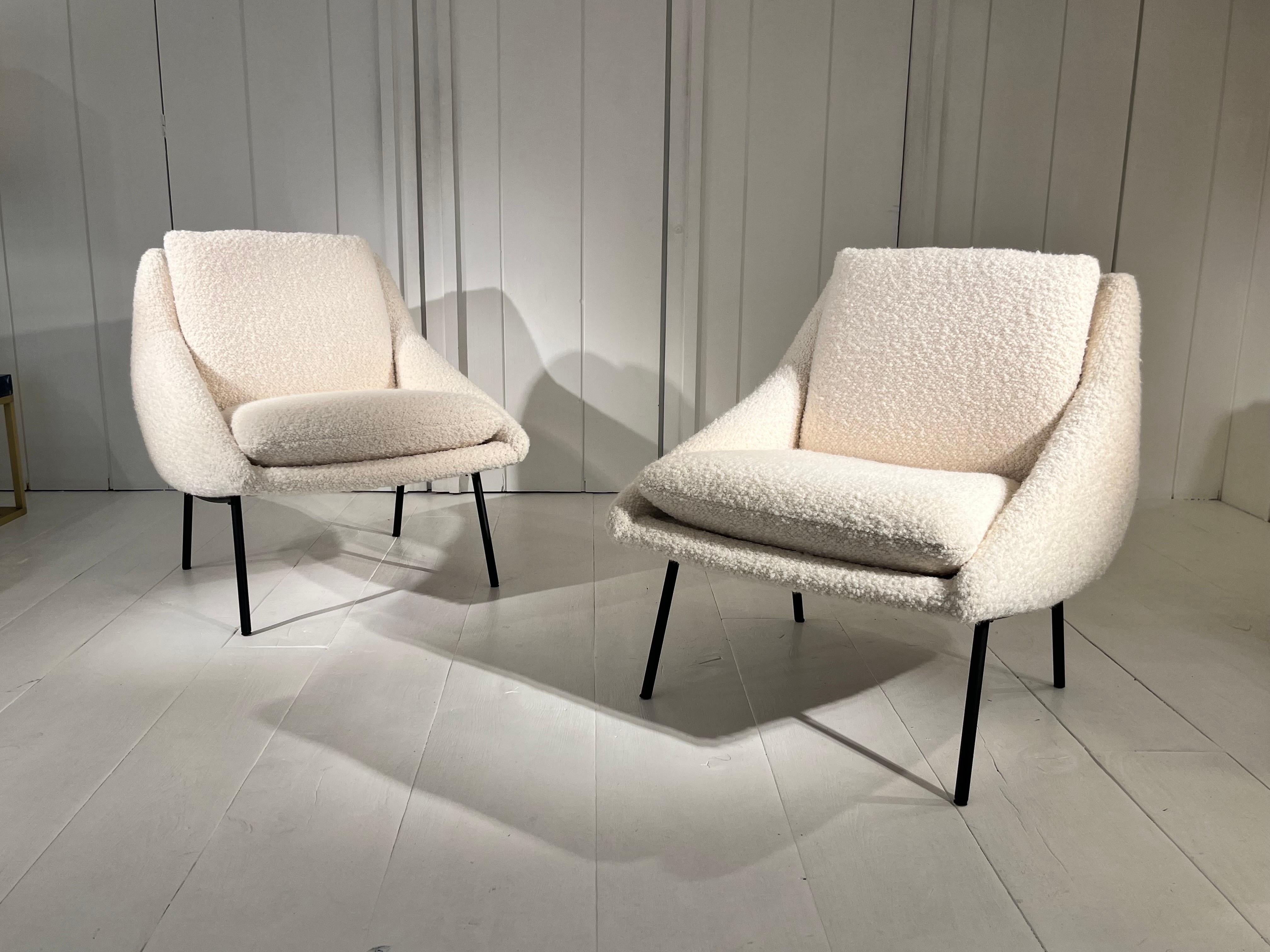 Paar Sessel des französischen Designers Joseph Andre Motte
Edition Steiner fron 1950s
Schwarze Eisenfüße und neu bezogen mit Designer Guild Stoff
Sehr komfortabler Sitz
Perfekter Zustand
