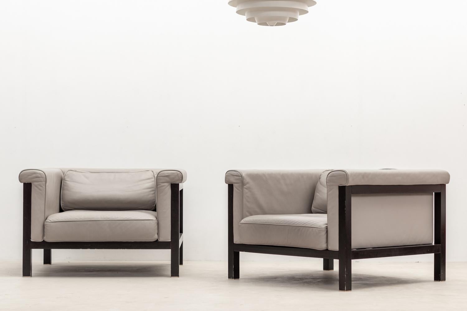 Large club designed by the renowned Belgian designer Jules Wabbes and produced by BULO in 2010 is a testament to timeless elegance.
Draped in a luxurious light grey leather upholstery as inviting as it is stylish. The leather's softness beckon you