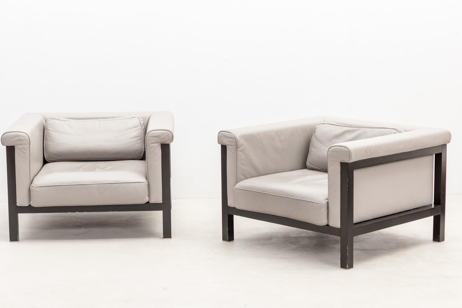 20ième siècle paire de fauteuils de Jules Wabbes, Livourne-Série 800 Luxe éditée par Bullo  en vente