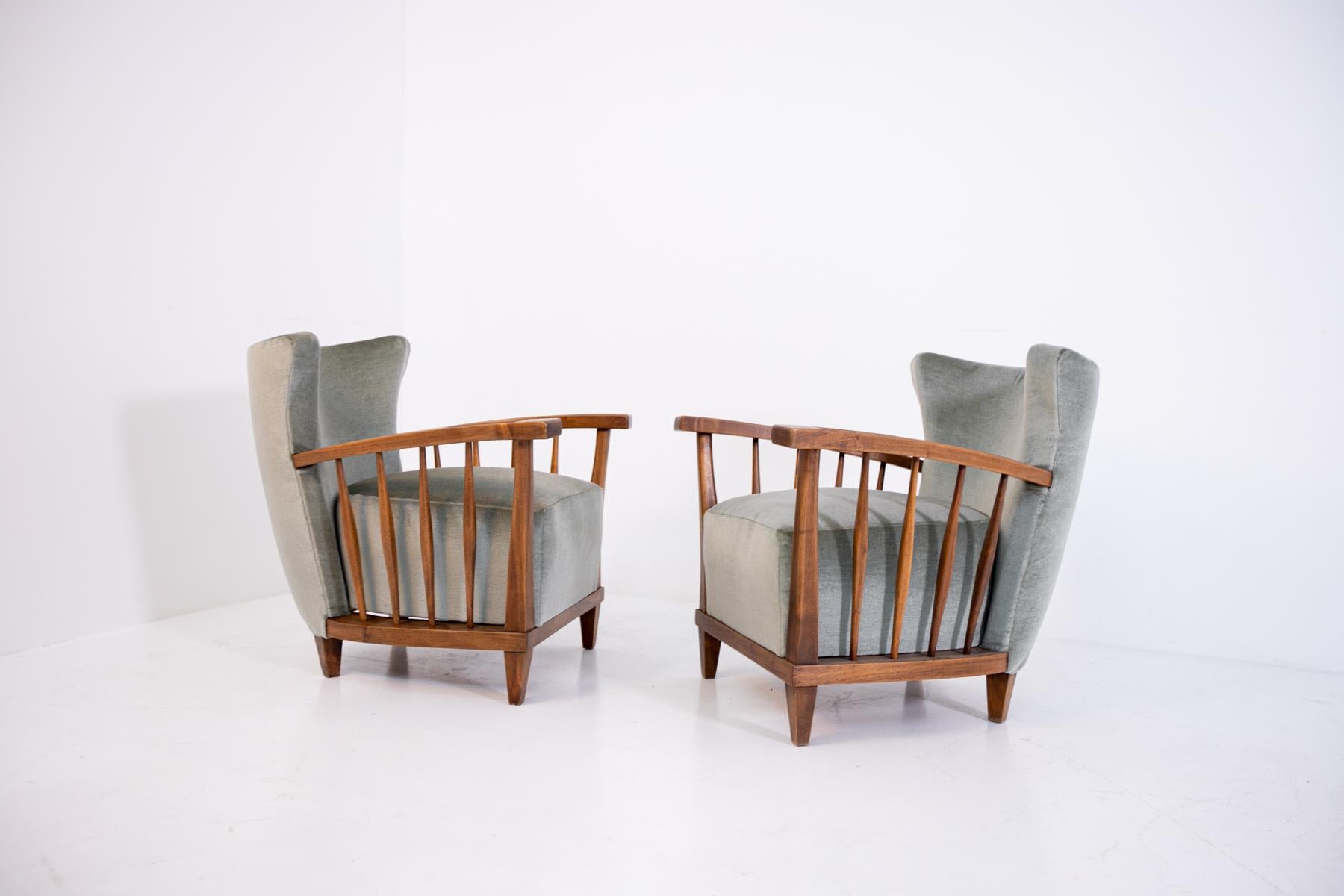 Gorgeous pair of Maurizio Tempestini armchairs from the 1950s.
The structure of Maurizio Tempestini armchairs was made of sturdy walnut wood, while the fabric used to cover them is gray velvet.
The peculiarity of Maurizio Tempestini armchairs are