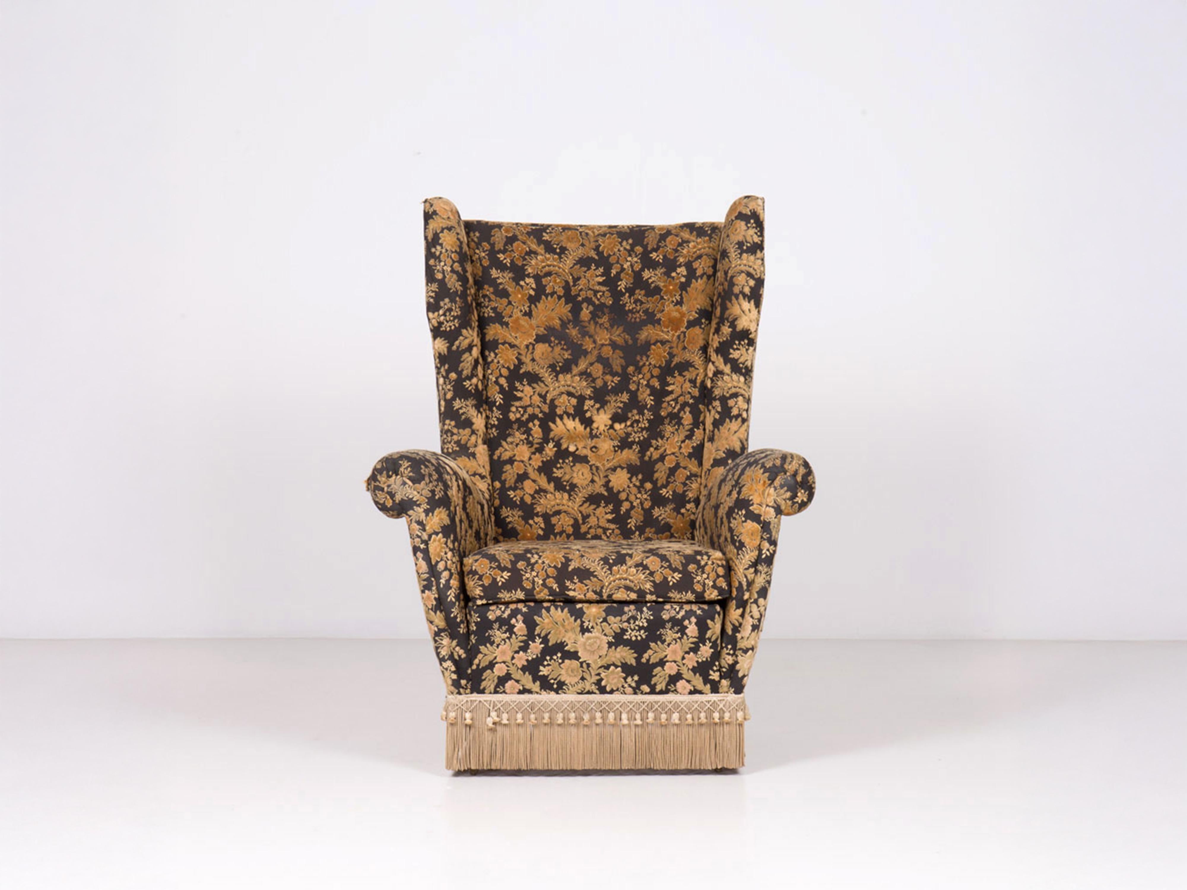 Coppia di poltrone di Melchiorre Bega. Struttura in legno con piedini in ottone, rivestita con imbottitura originale.