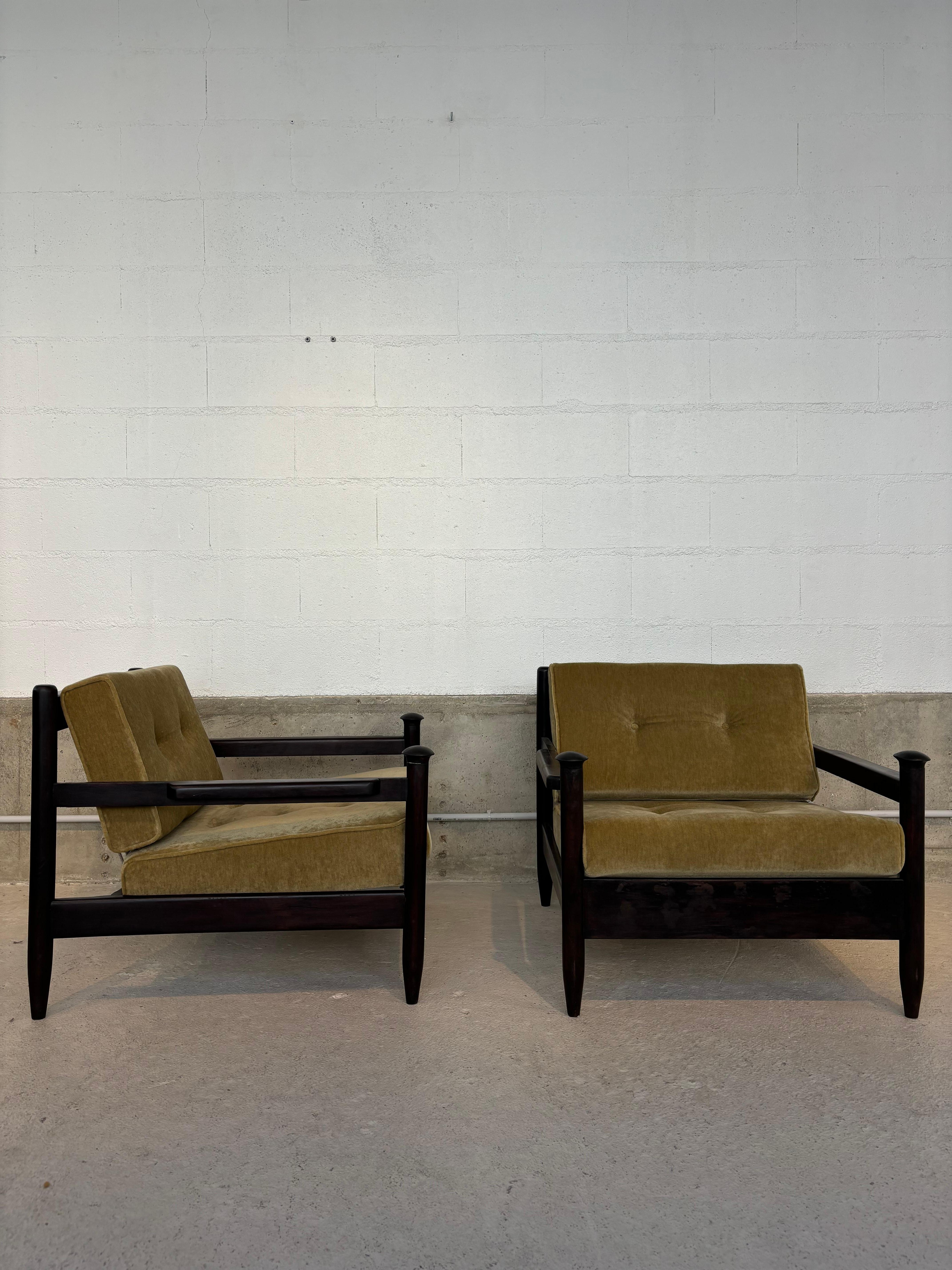 Jolie paire de fauteuils à pommeaux par Michel Arnoult vers 1960. 