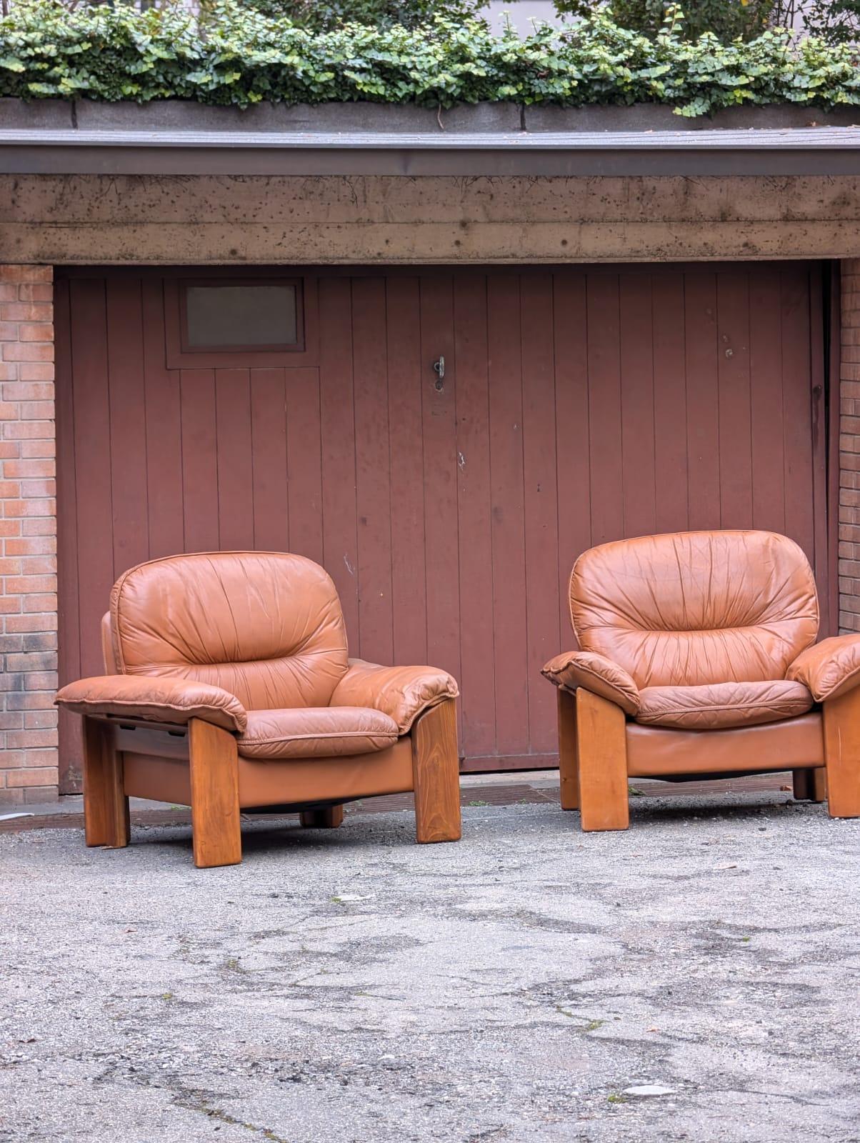 Découvrez la fusion du cuir cognac et du bois de cerisier des années 1970, avec cette paire exclusive de fauteuils brutalistes de Mobilgirgi. Ces merveilleuses pièces d'artisanat ont été produites par Mobilgirgi, une entreprise italienne de mobilier