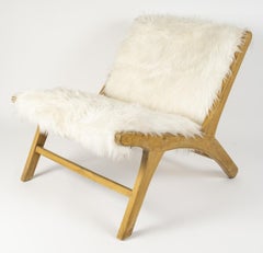 Paire de fauteuils Olivier Schrijver en fourrure synthétique blanche et bois naturel.