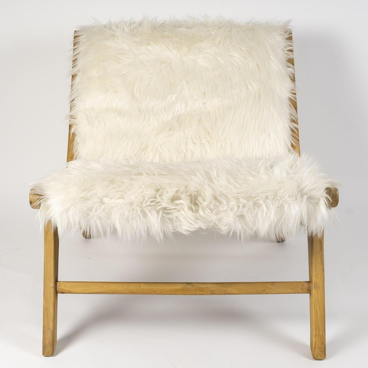 Moderne Paire de fauteuils Olivier Schrijver en fourrure synthétique blanche et bois naturel. en vente