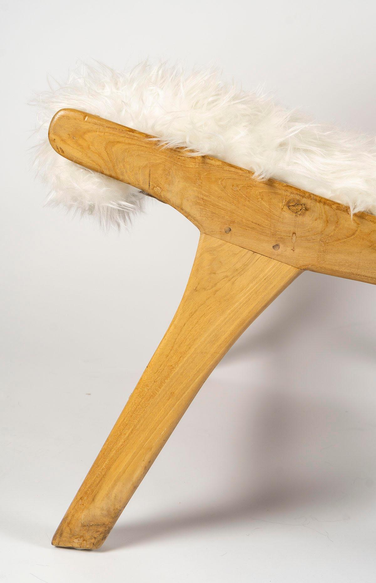 Paire de fauteuils Olivier Schrijver en fourrure synthétique blanche et bois naturel. Bon état - En vente à Saint-Ouen, FR