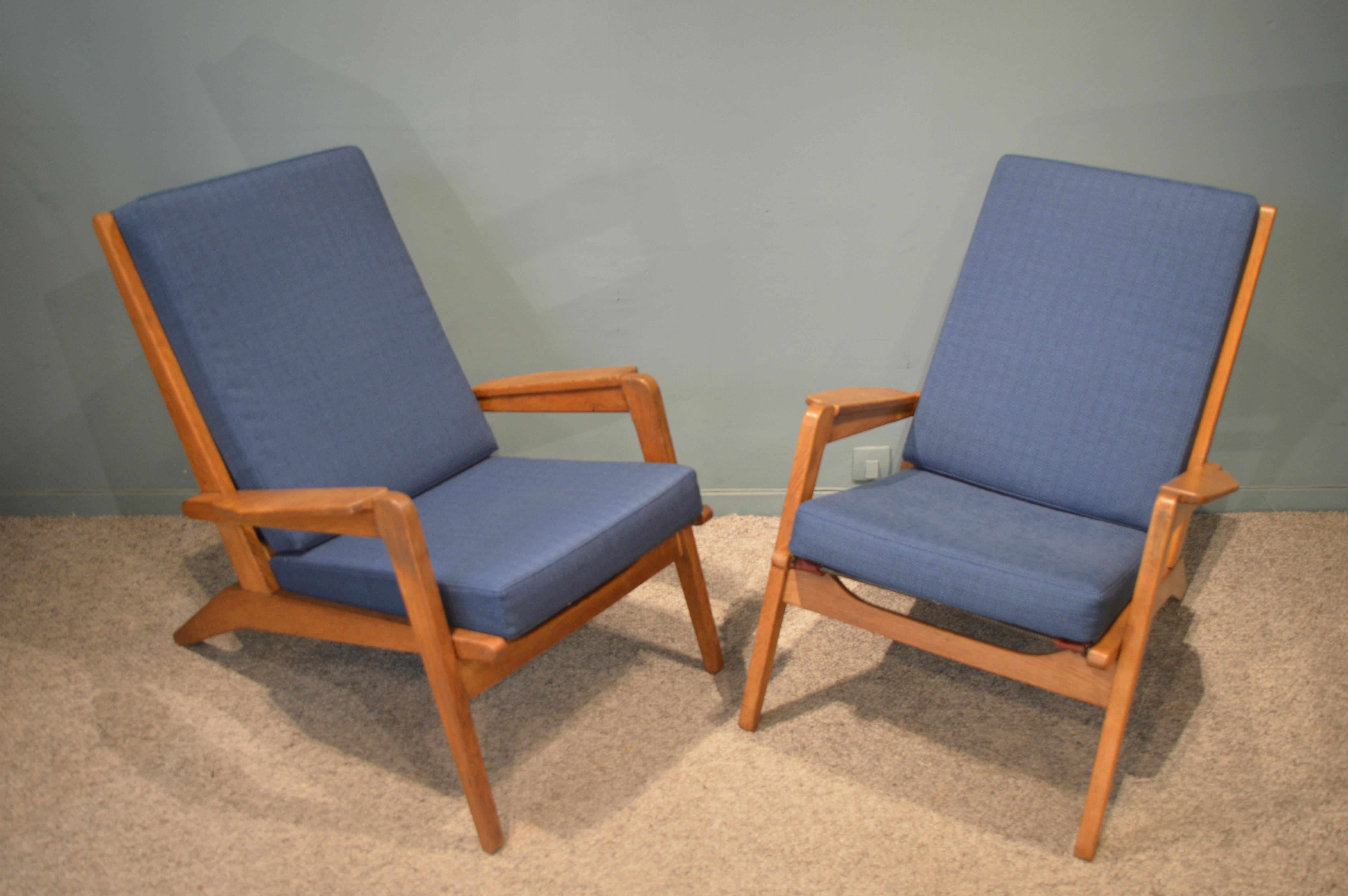 Pair of armchairs in oakwood model FS 105 by Pierre Guariche.
French work, circa 1950.
Re-upholstered with fabric by Maison Lelièvre, Paris.