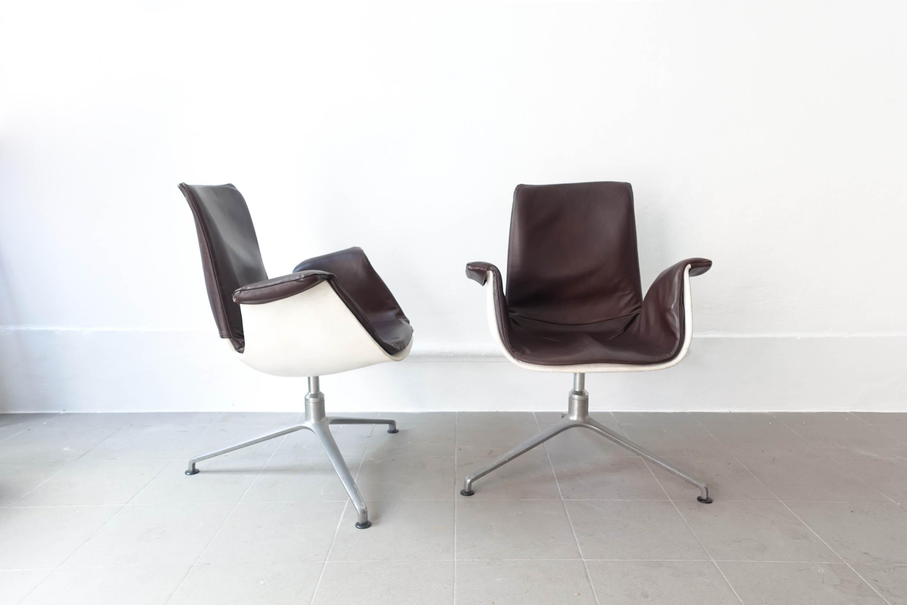 This pair of FK6727 tulip chair was designed by Preben Fabricius & Jørgen Kastholm for Kill International, in Germany, during the 1960's. In 1964 this was a revolutionary design of a swivel armchair the chair received the Federal Prize for Good
