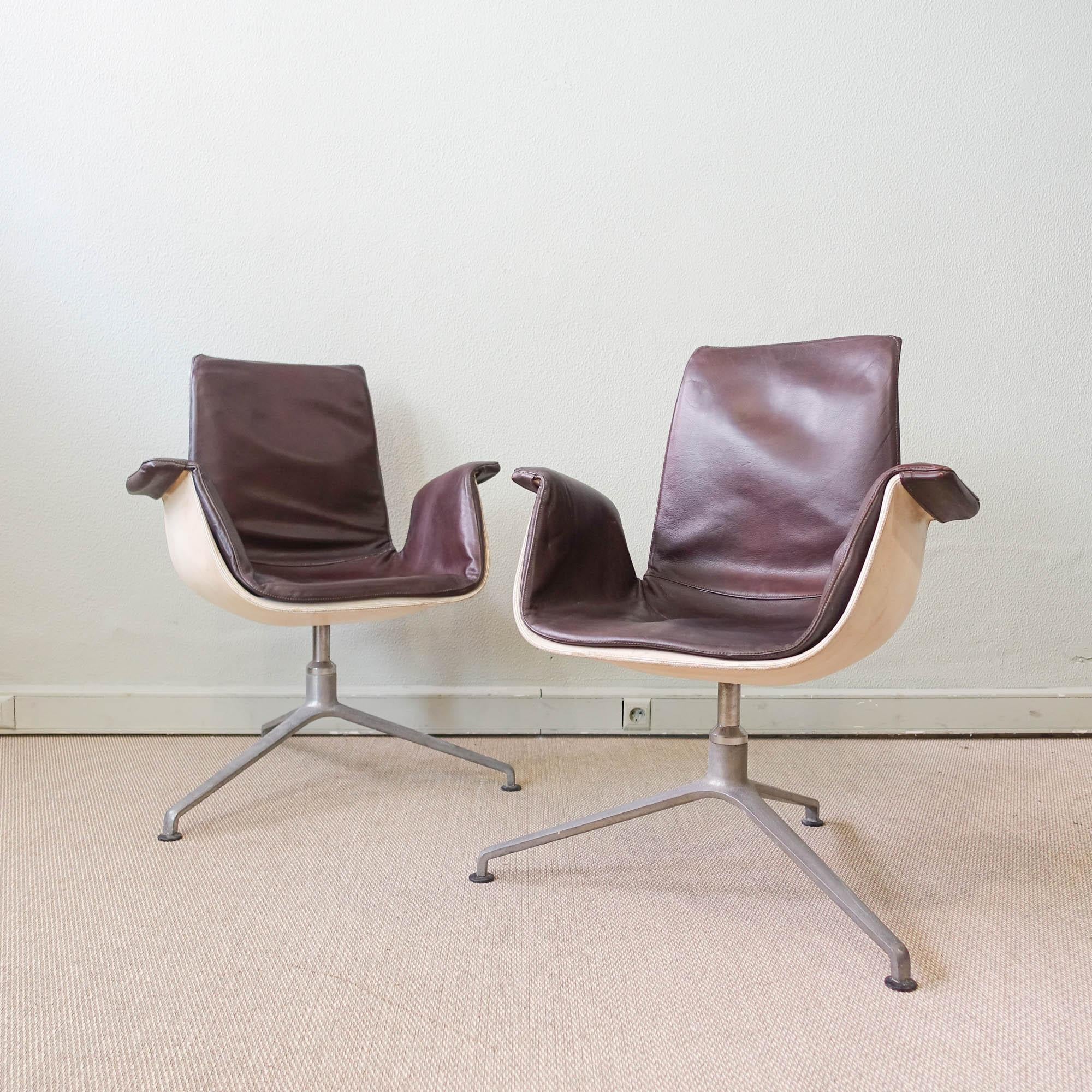 This pair of FK6727 tulip armchair was designed by Preben Fabricius & Jørgen Kastholm for Kill International, in Germany, during the 1960's. In 1964 this was a revolutionary design of a swivel armchair the chair received the Federal Prize for Good