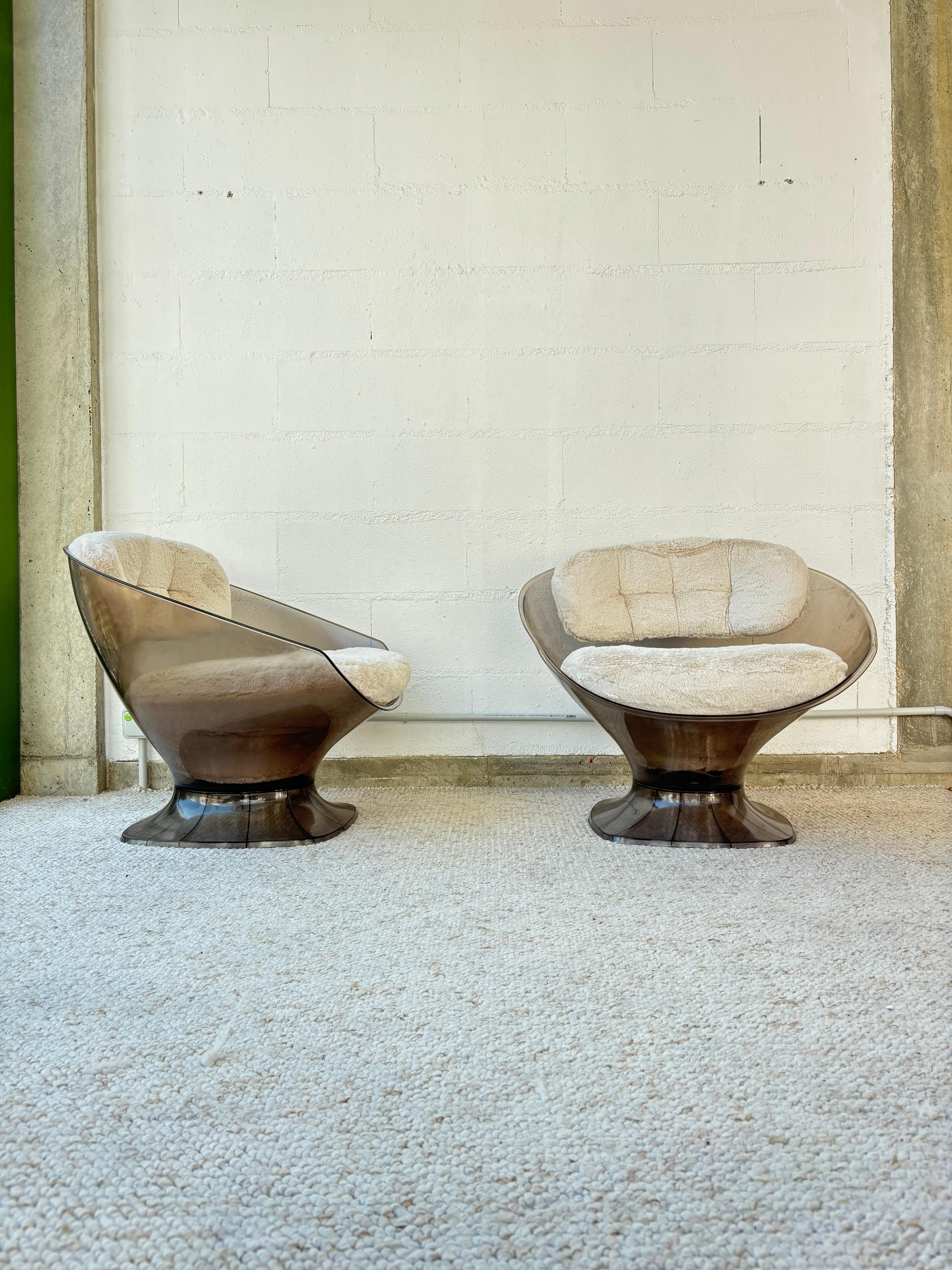 Jolie paire de fauteuils par Raphael Raffel en plexiglas fumé et assise refaites. 
Le plexiglass présente quelques traces du temps : griffures. 

Raphaël Raffel était un designer et décorateur français très influent du milieu du siècle dernier. Né