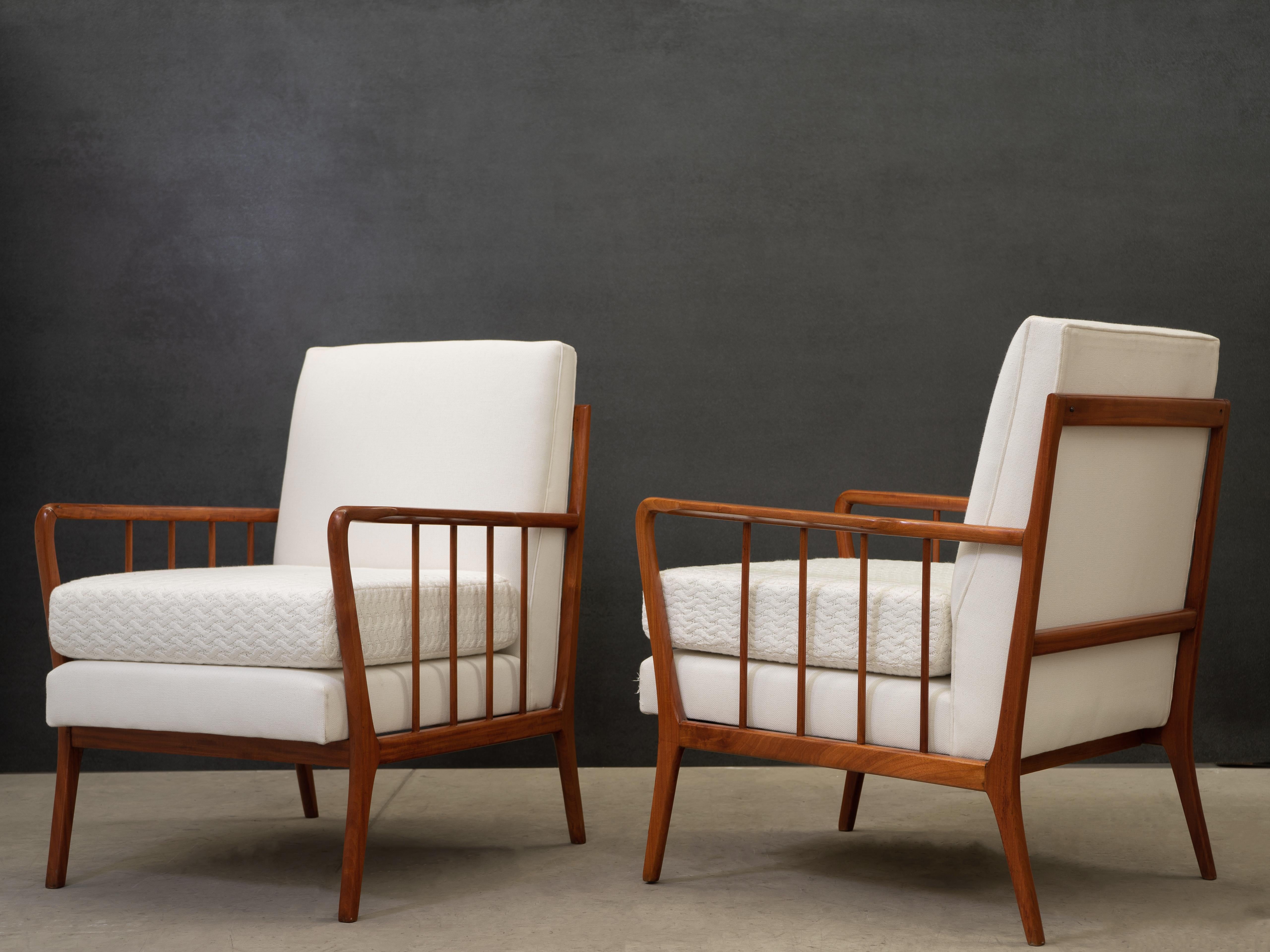 Das von Rino Levi's entworfene Sesselpaar ist aus Caviuna-Holz, einer Art Jacaranda-Palisander, gefertigt. Der Stuhl hat einen einzigartigen Herstellungsstempel und wurde kürzlich mit feiner weißer Strickwolle und Leinen in der Rückenlehne