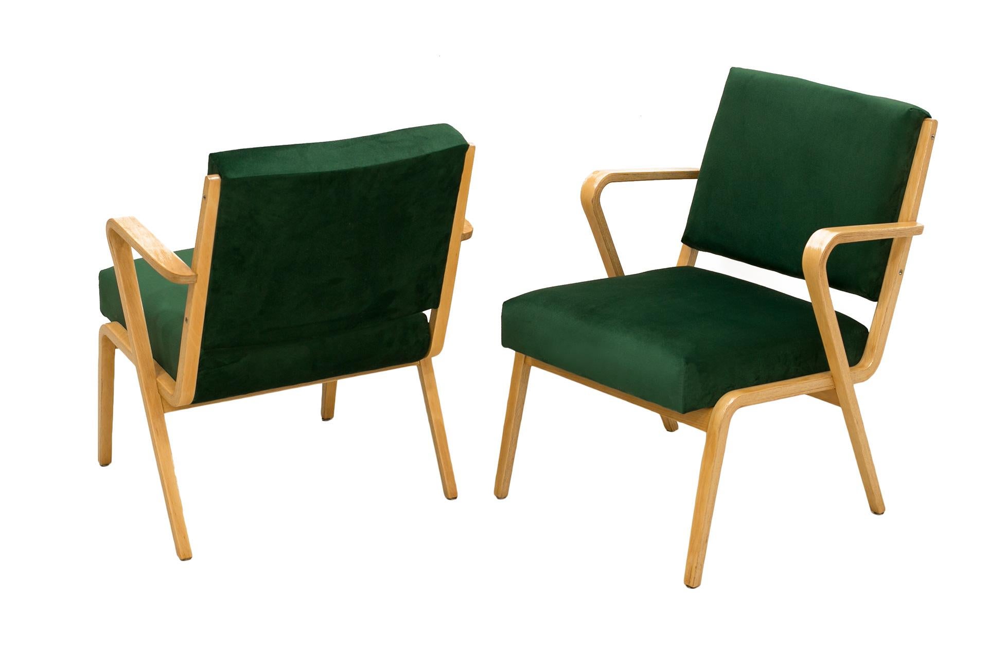 The designer of the pair of armchairs was the German Bosnian architect Selman Selmanagic. The 53693 model was designed in 1957 for the German company Deutsche Werkstätten Hellerau. The piece was professionally renovated and reupholstered. The wooden