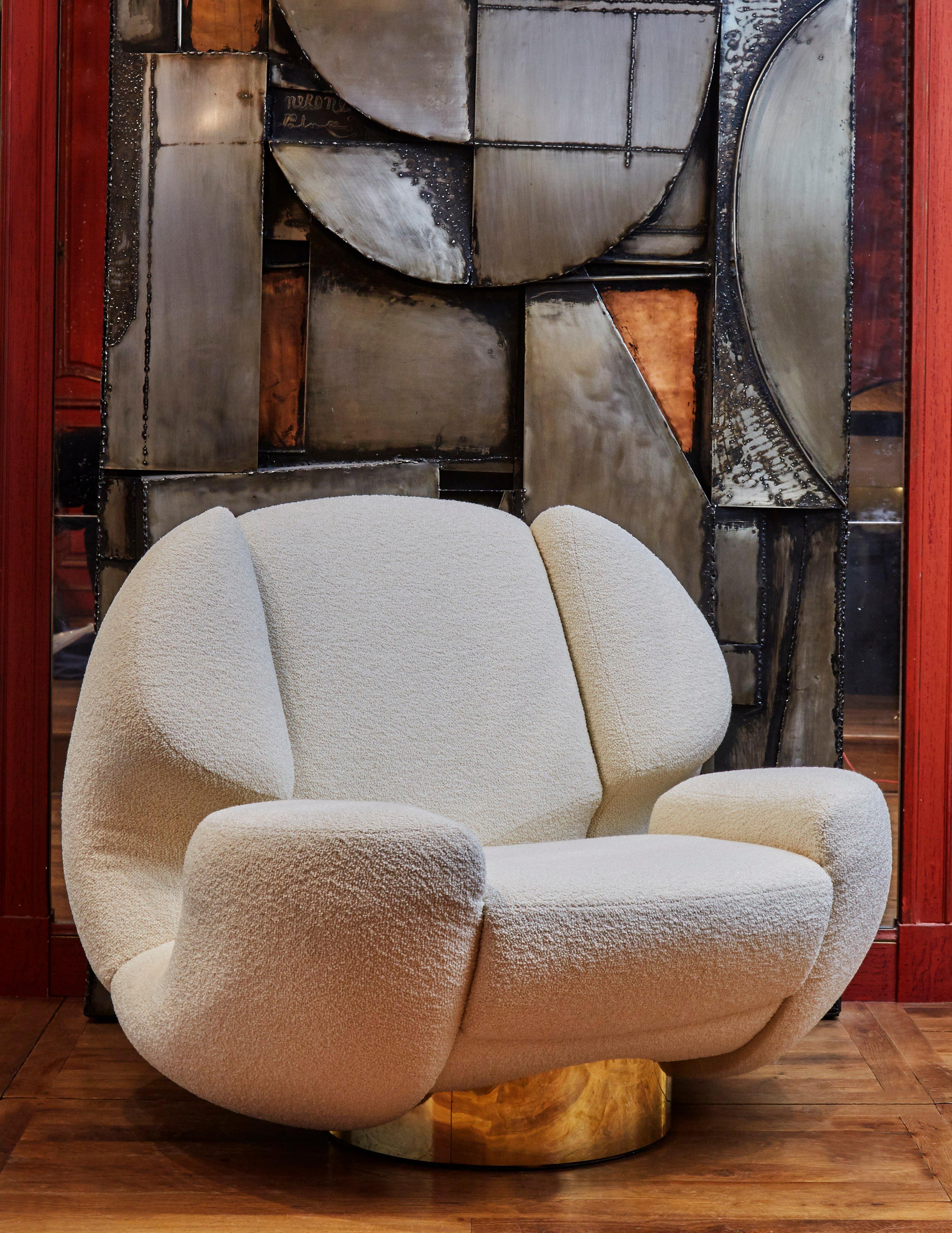 Superbe paire de fauteuils de style italien par le Studio Glustin ; base en laiton et tapissée d'un tissu à bouclette.
 