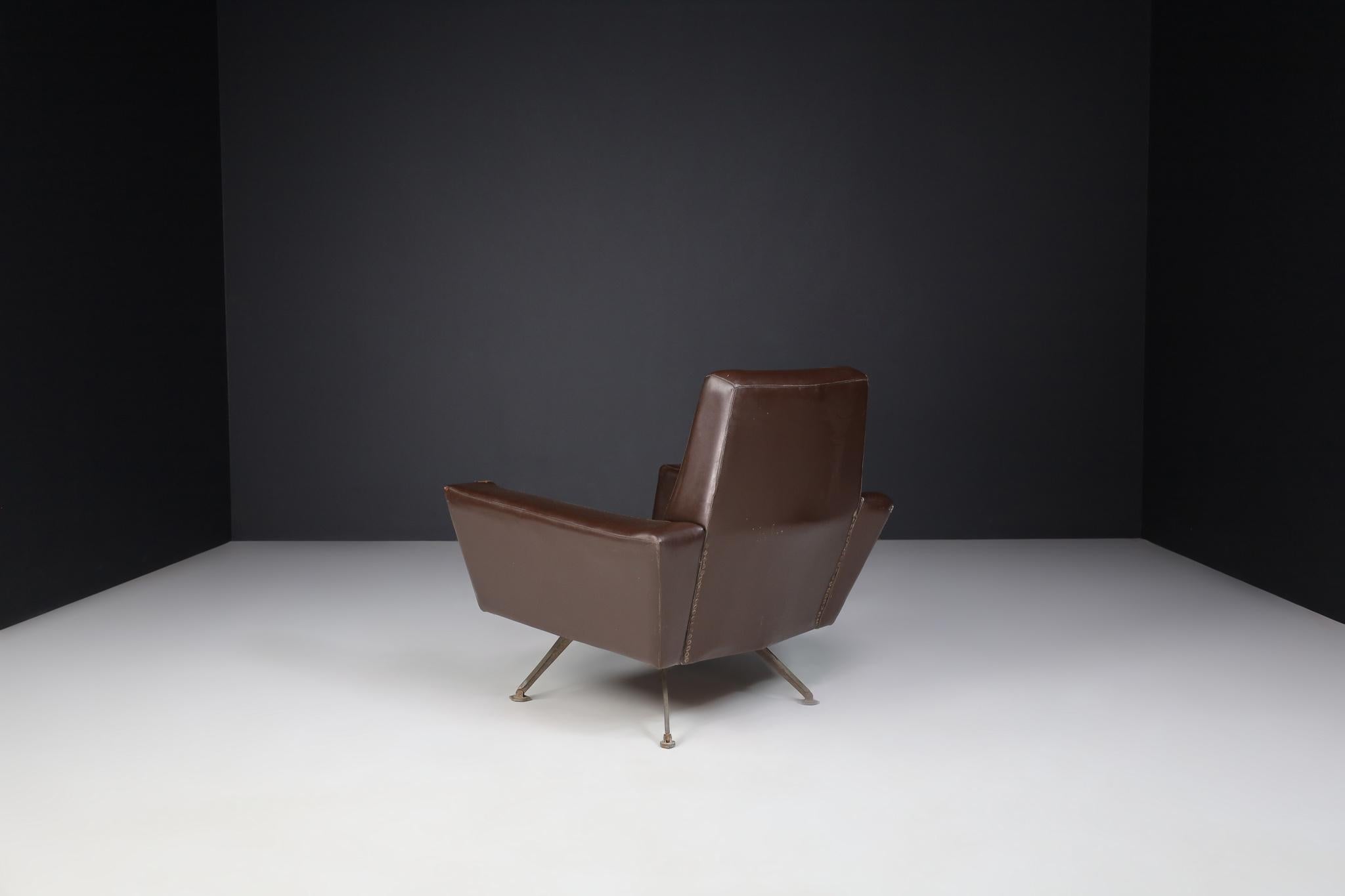 Paire de fauteuils par Studio Tecnico Italie A.P.A. et Conçus par Lenzi des années 1950 en vente 3