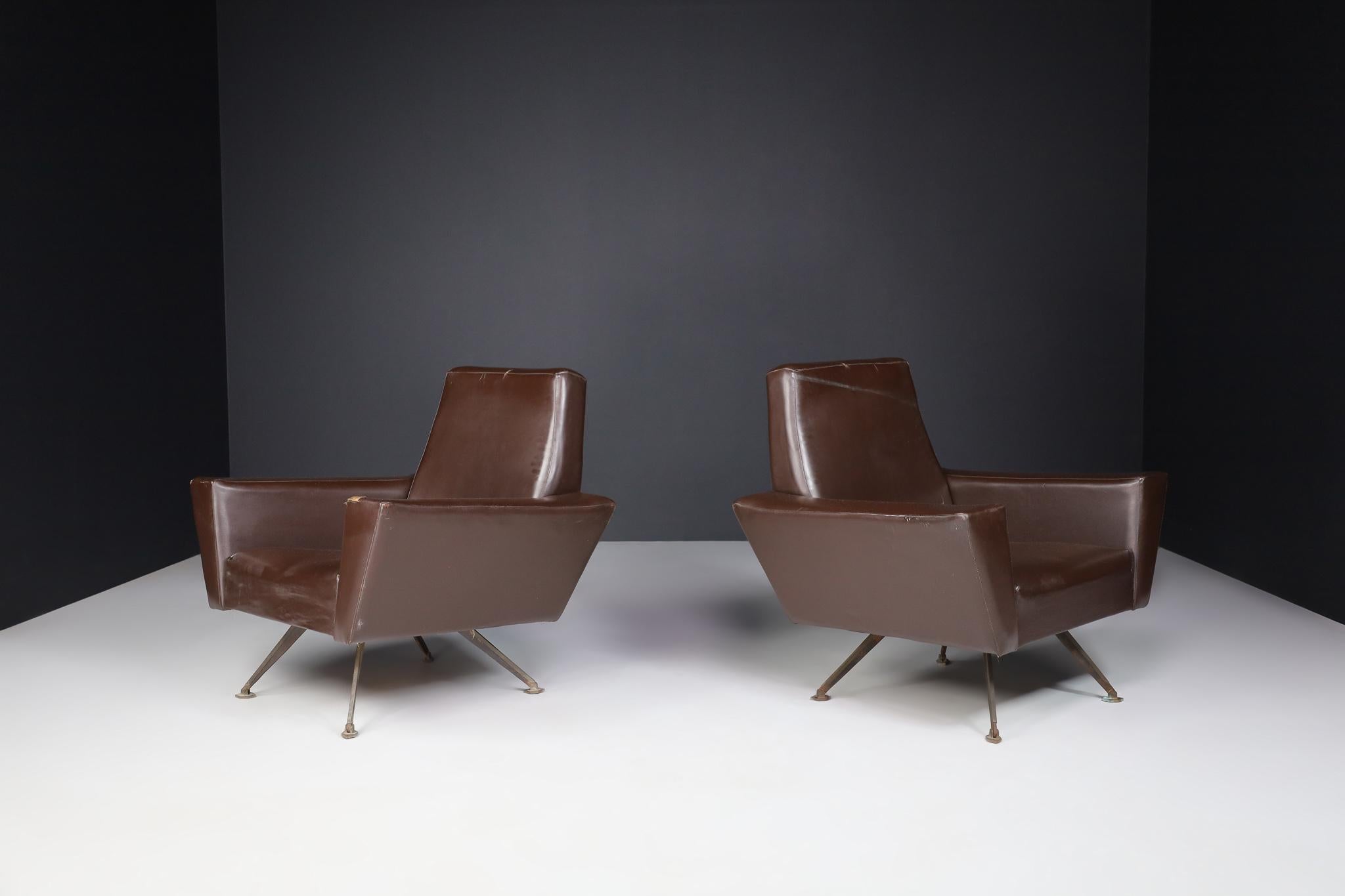 Paire de fauteuils par Studio Tecnico Italy A.P.A. et conçus par Lenzi 1950s.

Cette fantastique paire de fauteuils est fabriquée en Italie et présente une construction bien proportionnée aux angles aigus et aux lignes droites. Fabriqué à