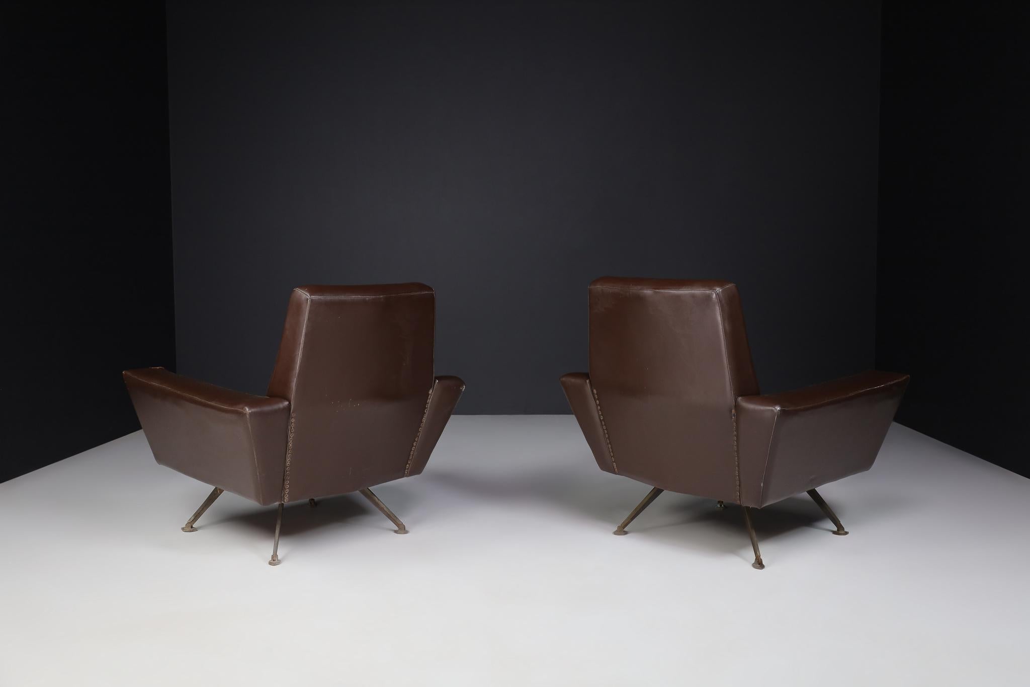 Paire de fauteuils par Studio Tecnico Italie A.P.A. et Conçus par Lenzi des années 1950 Bon état - En vente à Almelo, NL