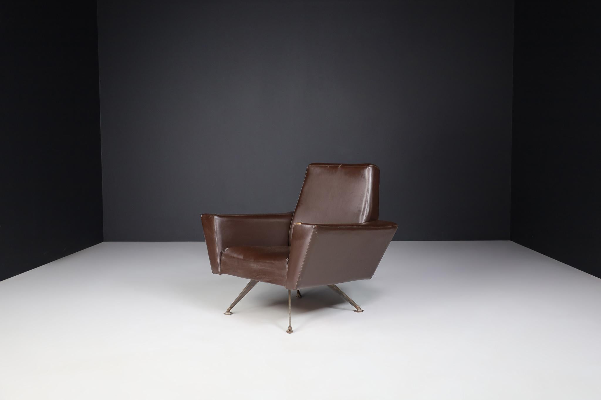 Sesselpaar von Studio Tecnico Italy A.P.A. und entworfen von Lenzi 1950er Jahre (Metall) im Angebot