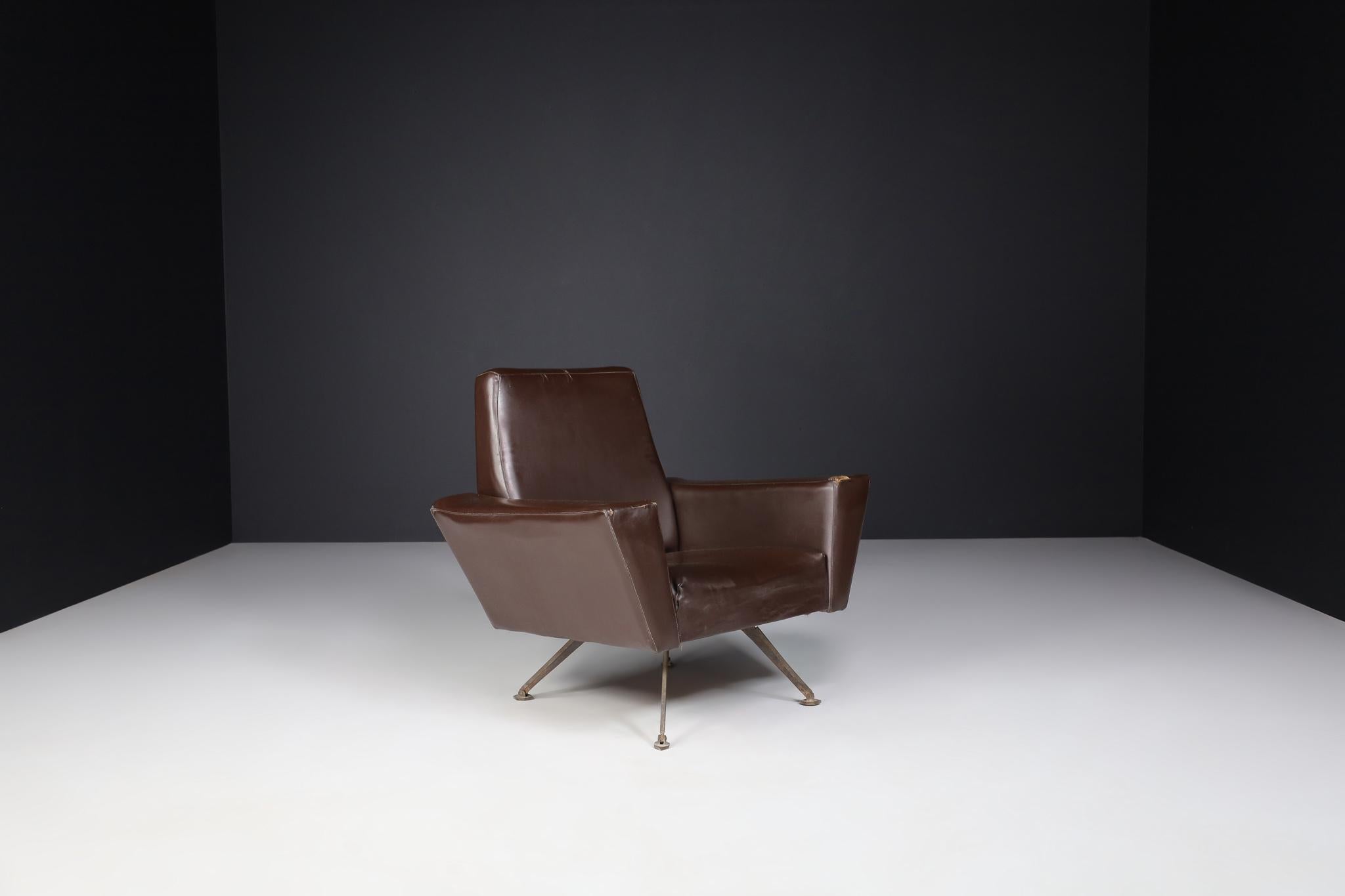 Paire de fauteuils par Studio Tecnico Italie A.P.A. et Conçus par Lenzi des années 1950 en vente 1