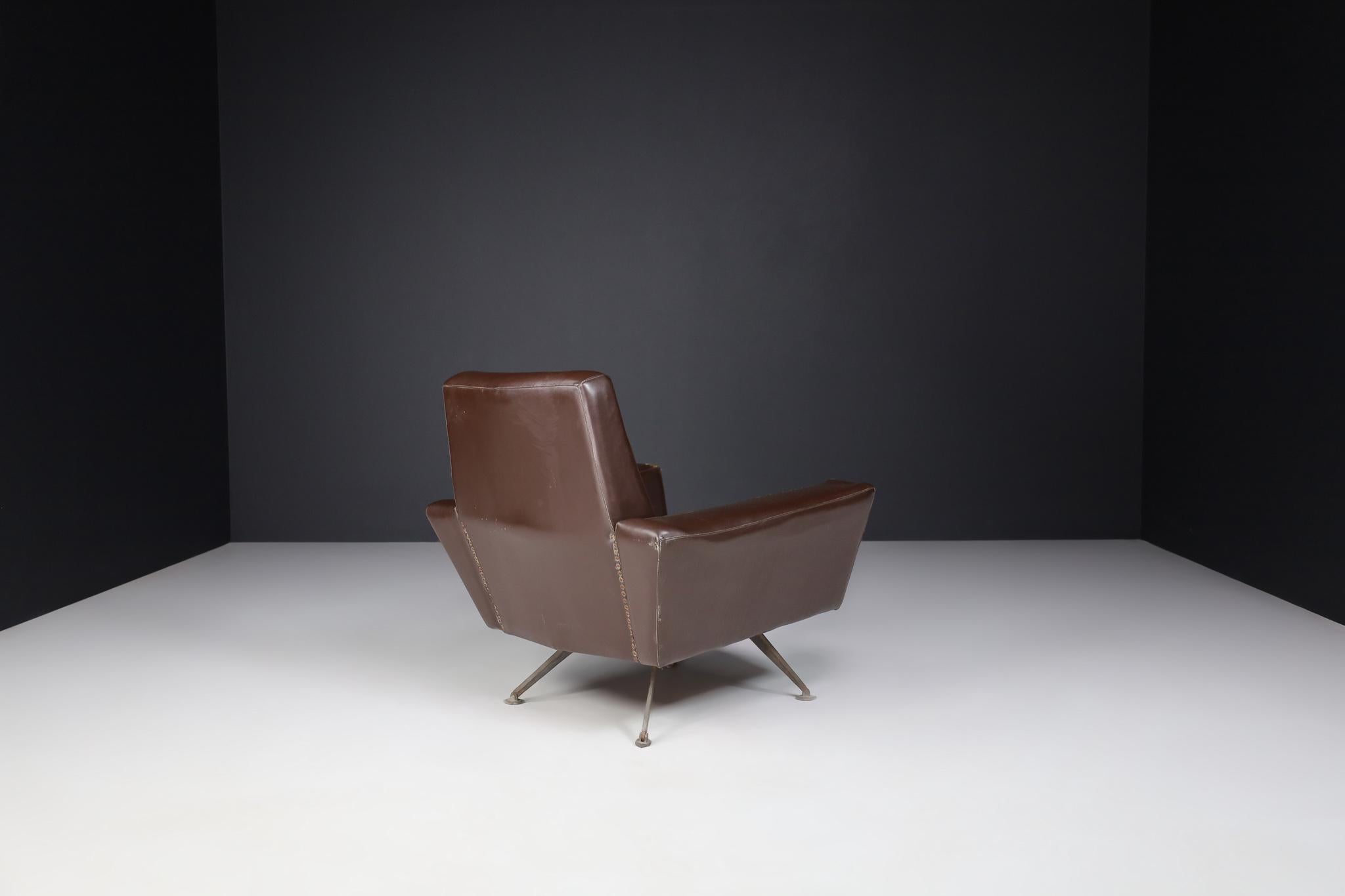 Paire de fauteuils par Studio Tecnico Italie A.P.A. et Conçus par Lenzi des années 1950 en vente 2